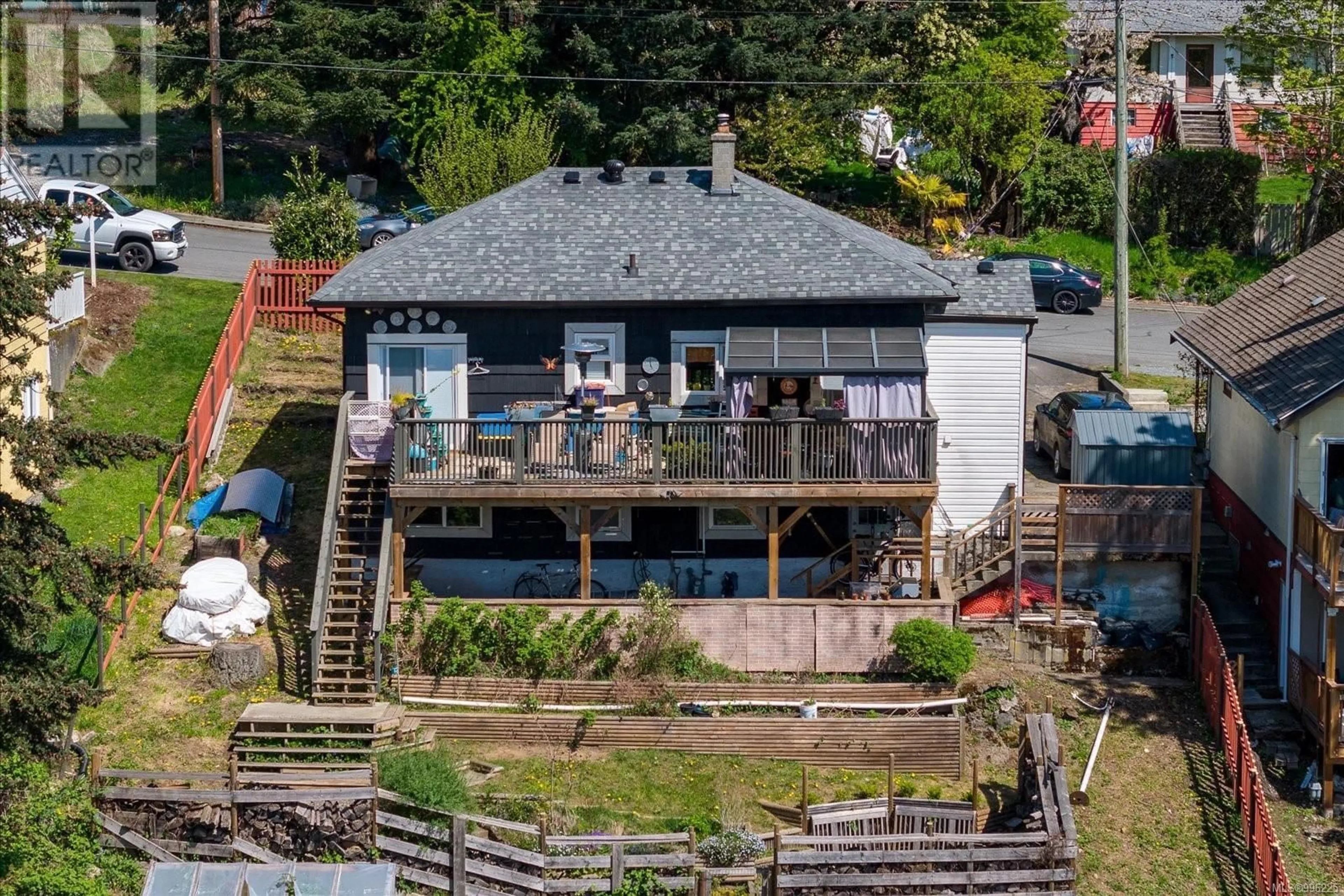A pic from outside/outdoor area/front of a property/back of a property/a pic from drone, unknown for 467 MACHLEARY STREET, Nanaimo British Columbia V9R2H1