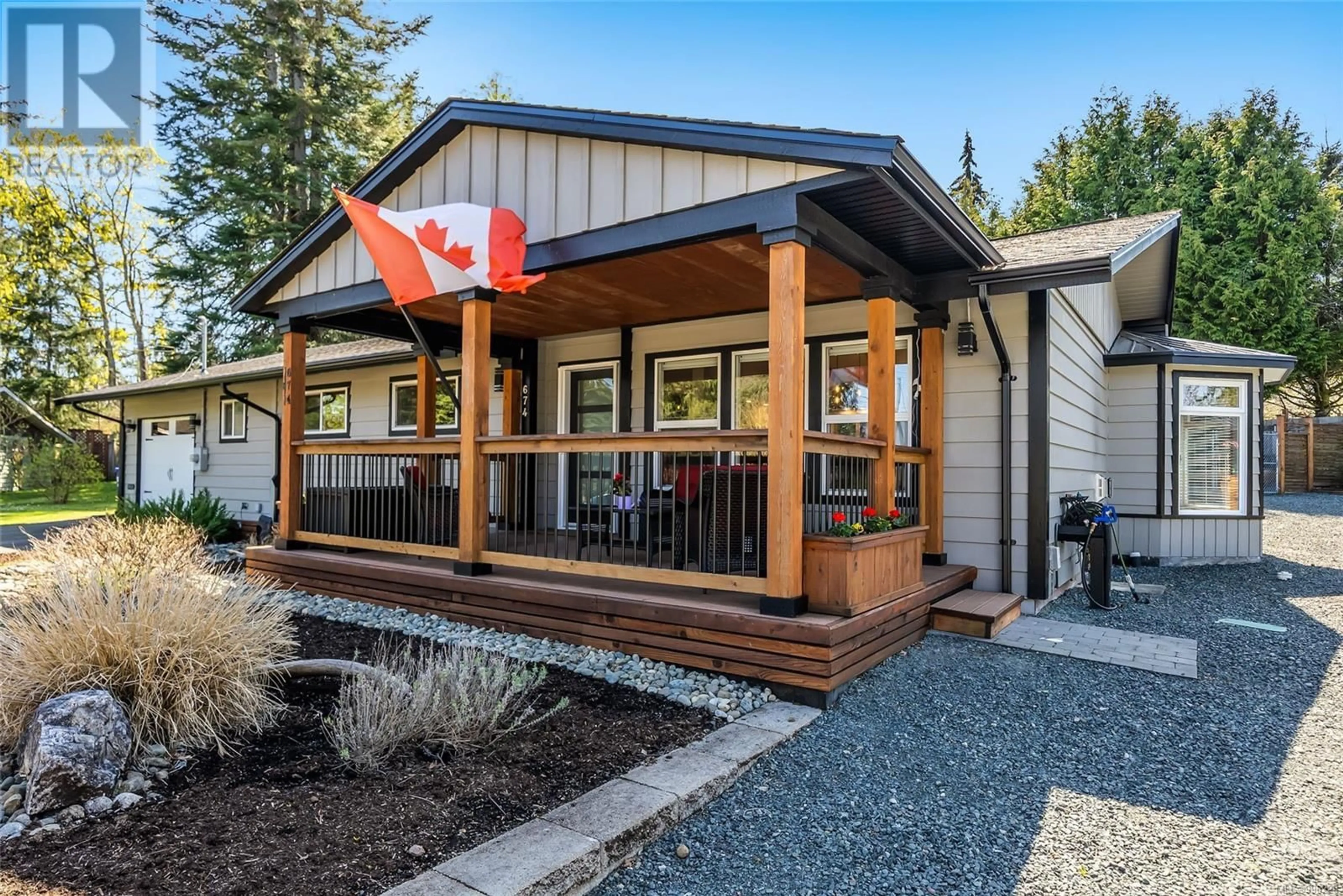 Home with vinyl exterior material, unknown for 674 HAWTHORNE RISE, Parksville British Columbia V9P2A1