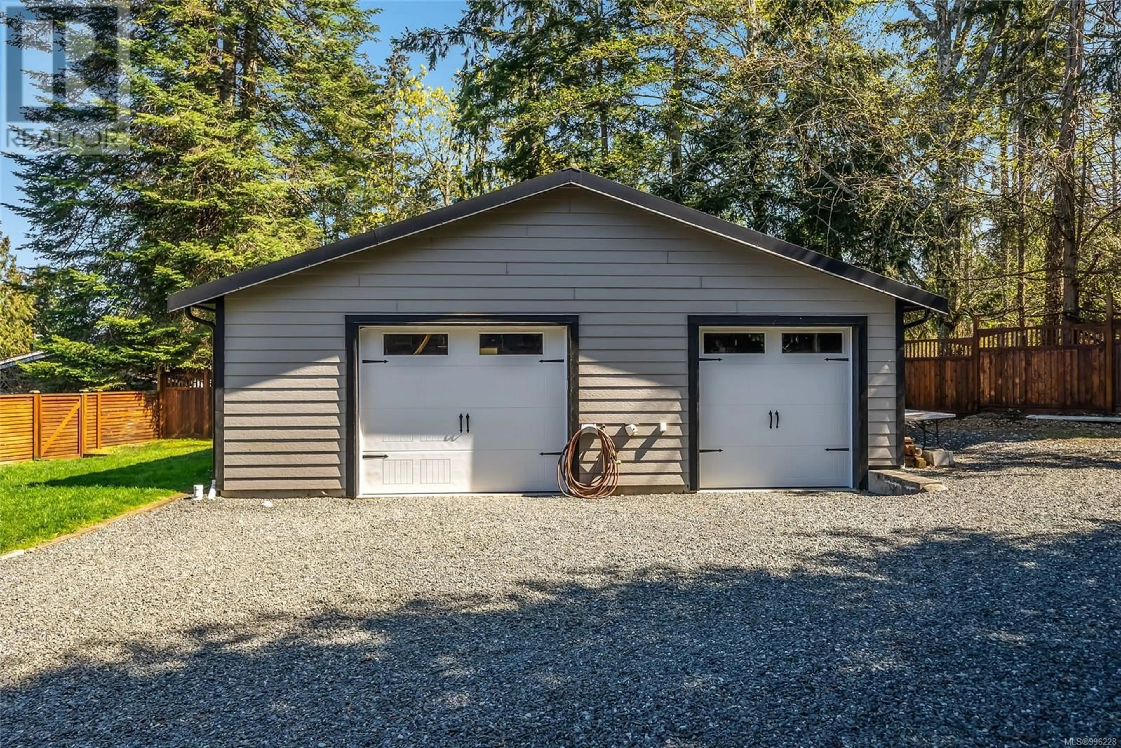 Indoor garage for 674 HAWTHORNE RISE, Parksville British Columbia V9P2A1