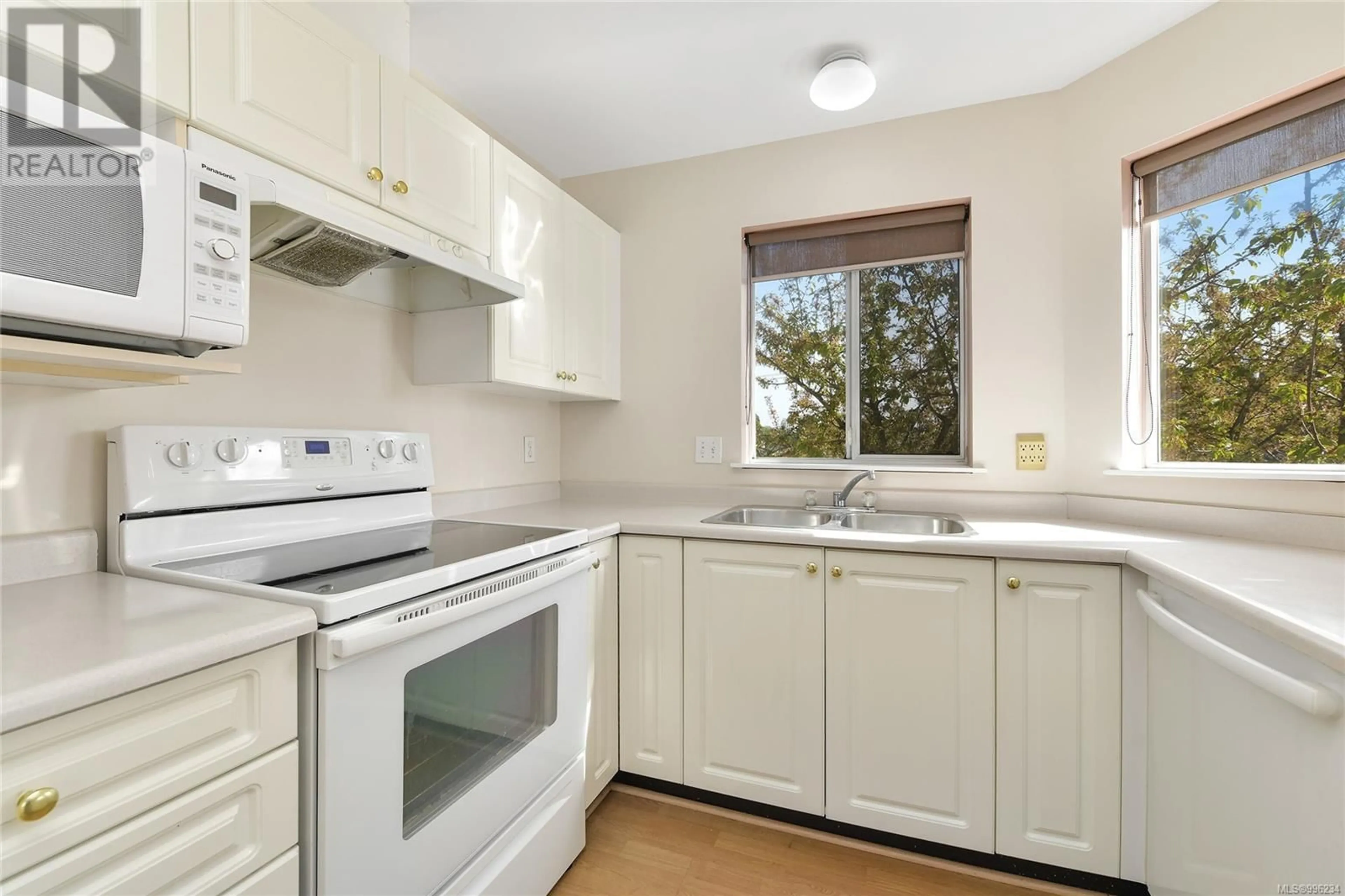 Standard kitchen, unknown for 305 - 2511 QUADRA STREET, Victoria British Columbia V8T4E1