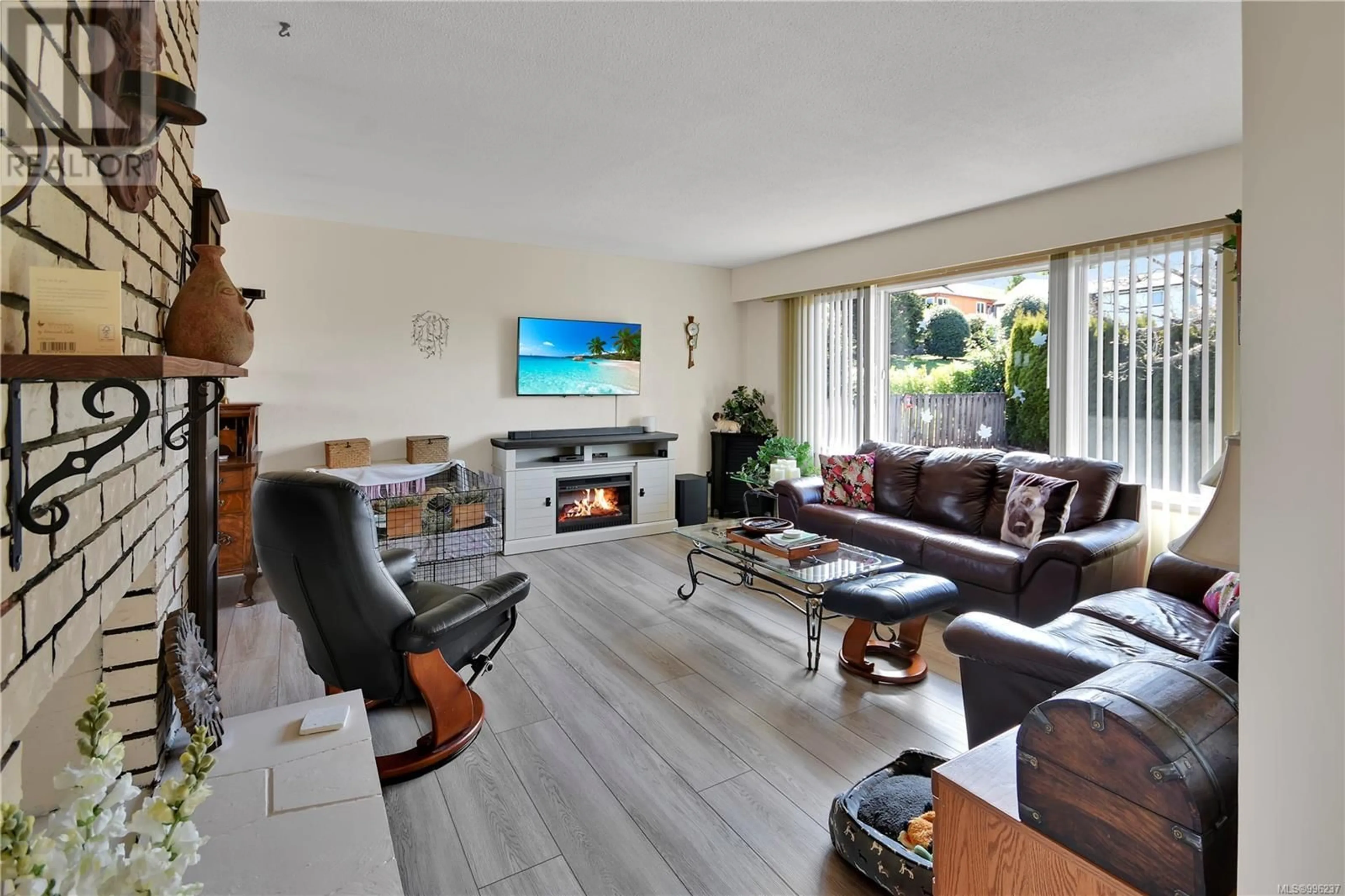 Living room with furniture, wood/laminate floor for 328 HOWARD AVENUE, Nanaimo British Columbia V9R3R7