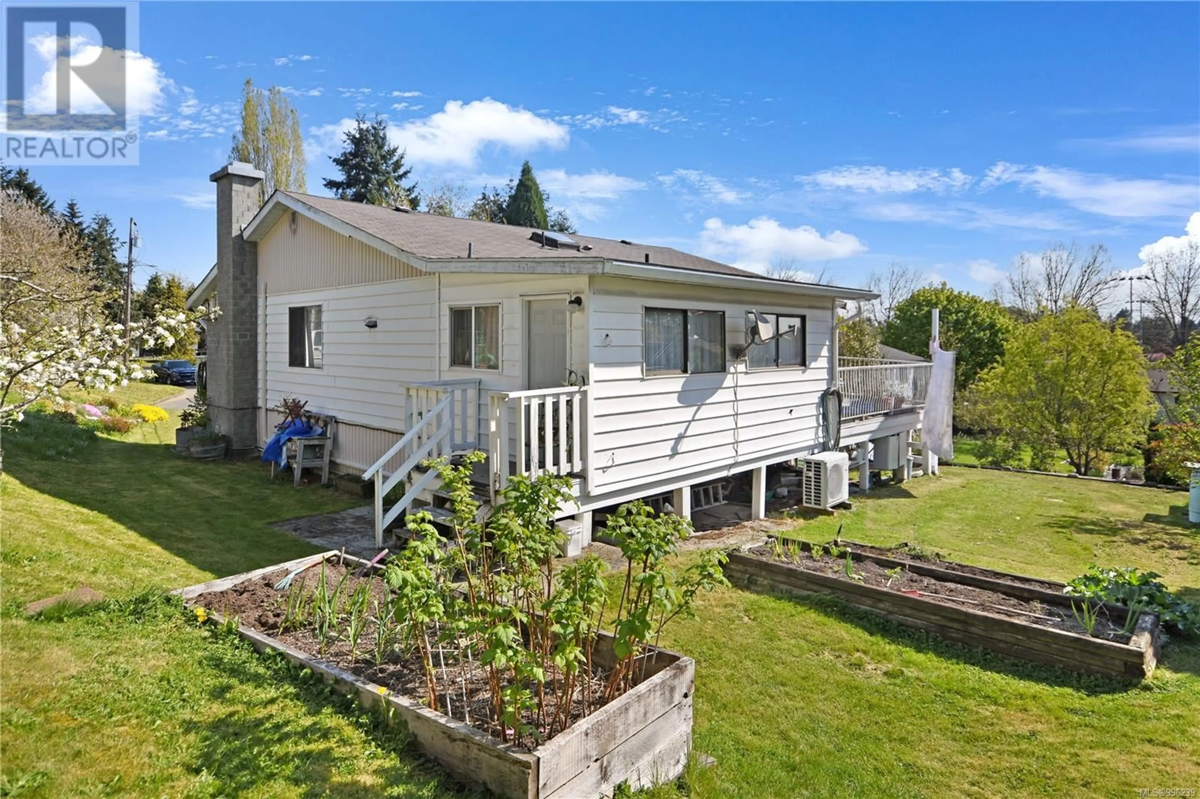 A pic from outside/outdoor area/front of a property/back of a property/a pic from drone, unknown for 408 VALLEY PLACE, Nanaimo British Columbia V9R6A6