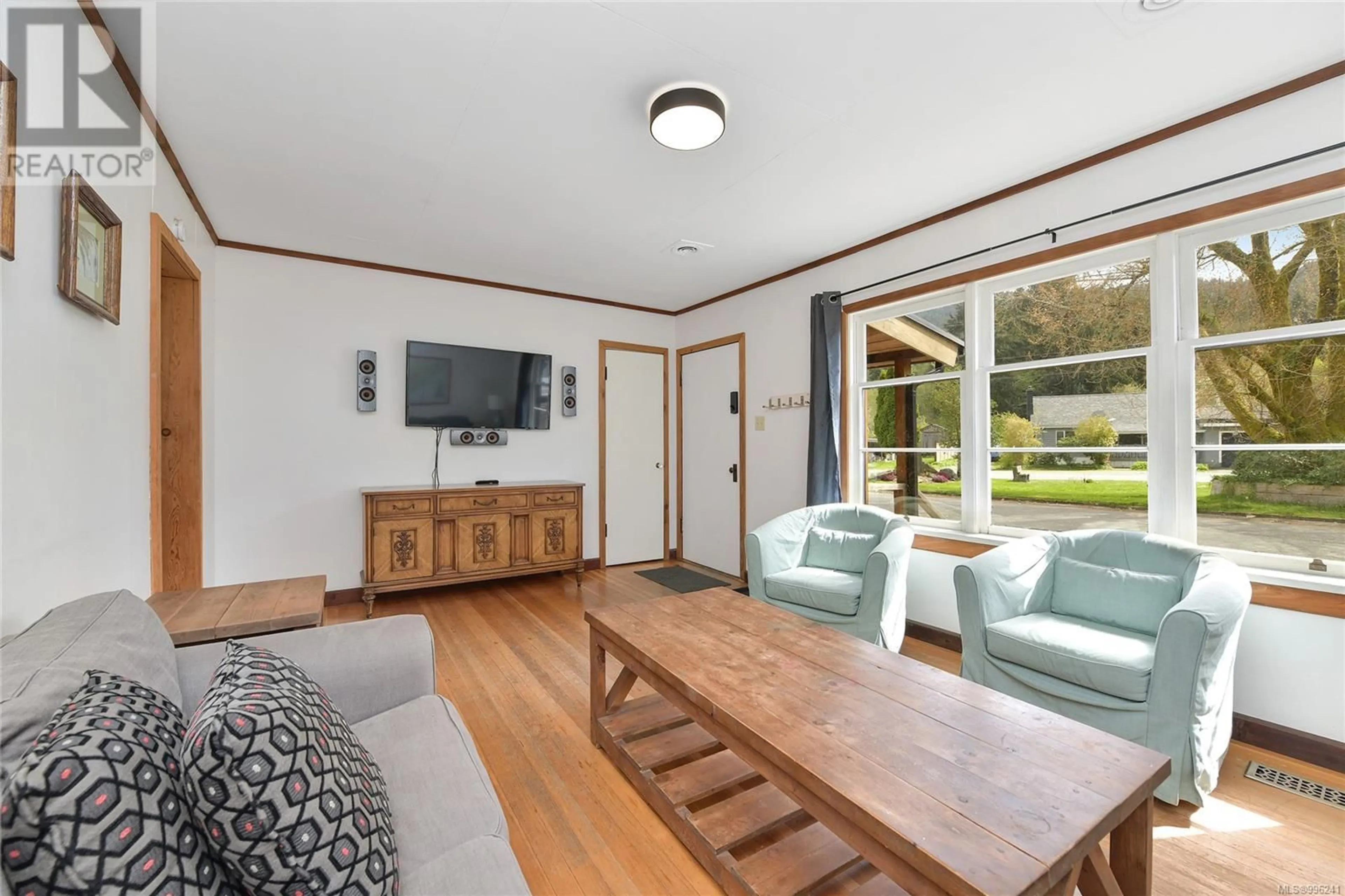 Living room with furniture, wood/laminate floor for 17004 TSONOQUA DRIVE, Port Renfrew British Columbia V0S1K0