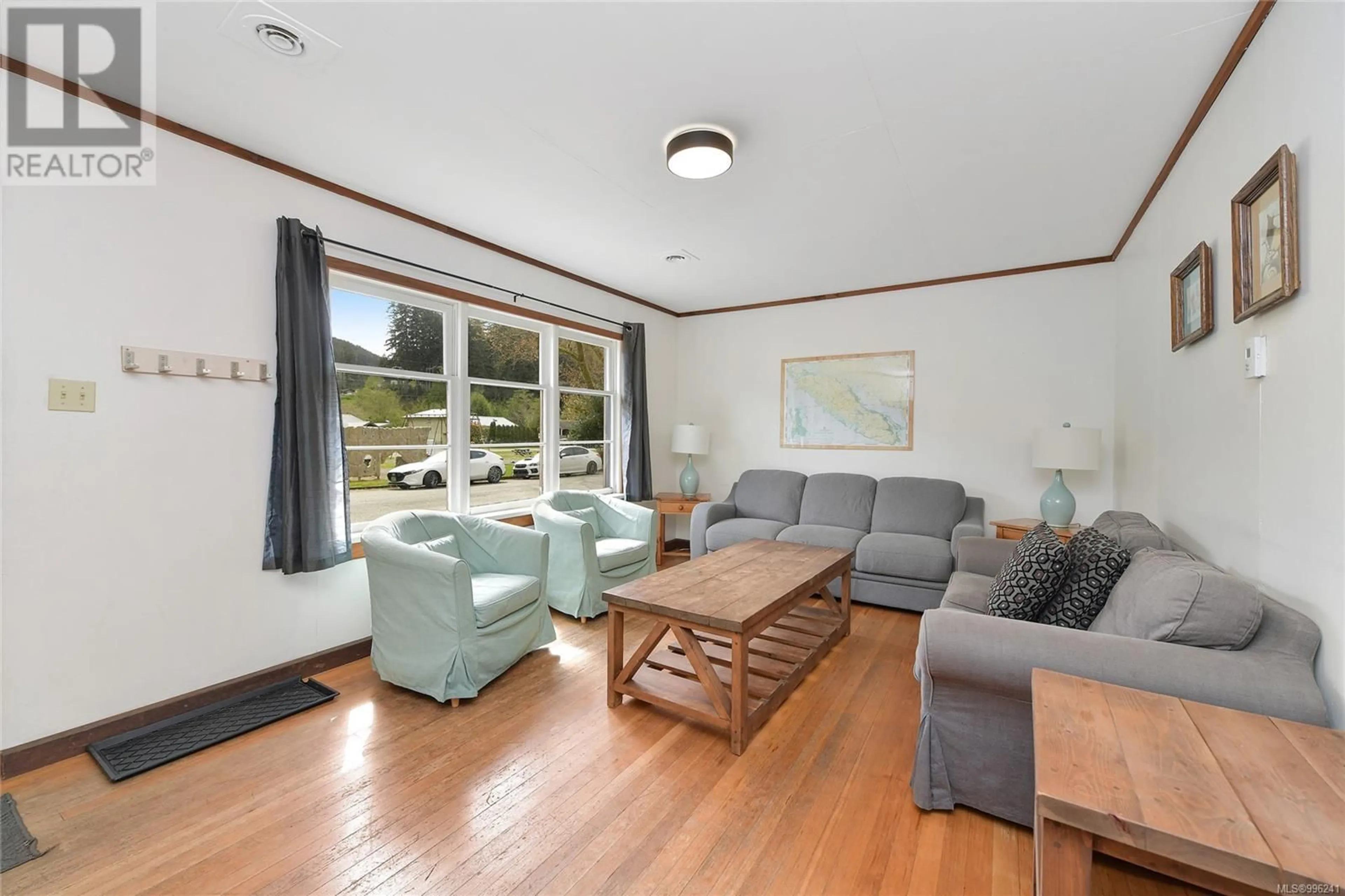 Living room with furniture, wood/laminate floor for 17004 TSONOQUA DRIVE, Port Renfrew British Columbia V0S1K0