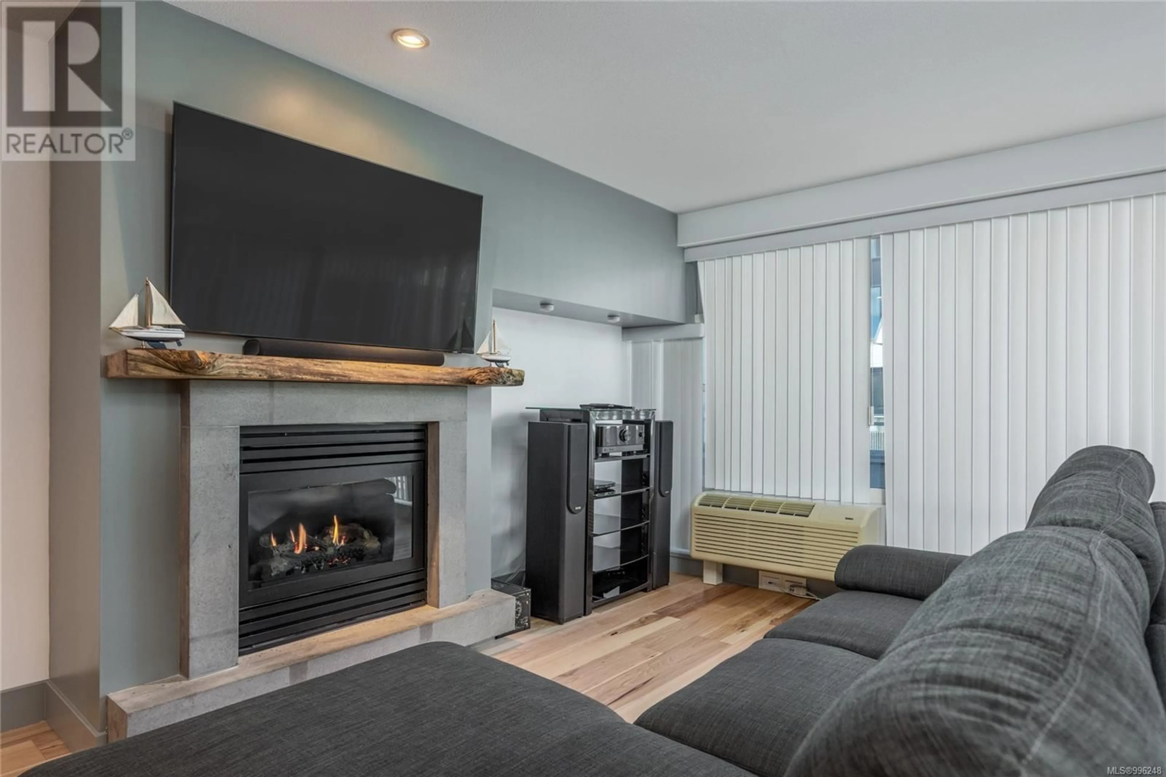 Living room with furniture, wood/laminate floor for 205 - 38 FRONT STREET, Nanaimo British Columbia V9R0B8
