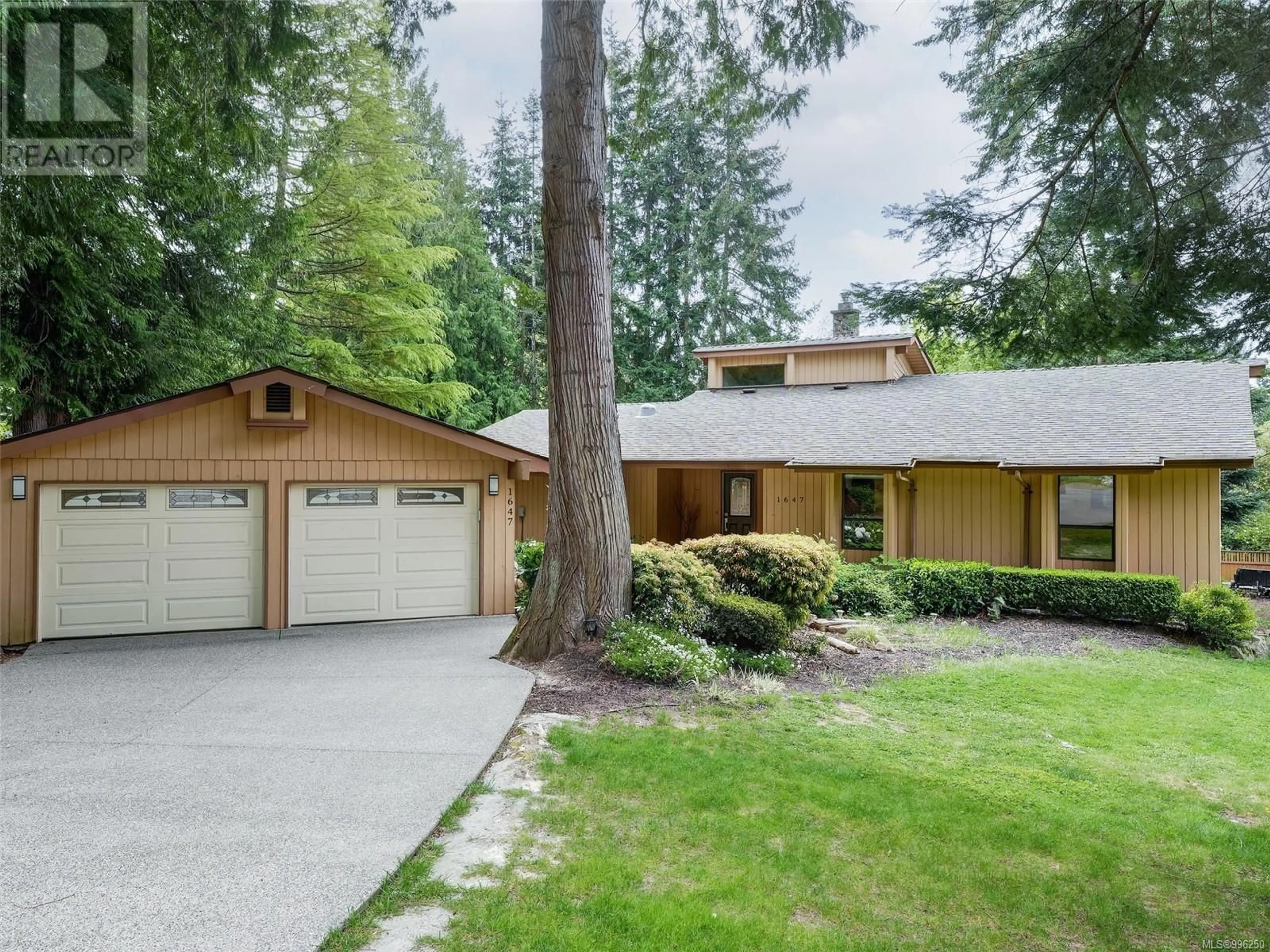 Home with vinyl exterior material, street for 1647 STUART PARK TERRACE, North Saanich British Columbia V8L4R6