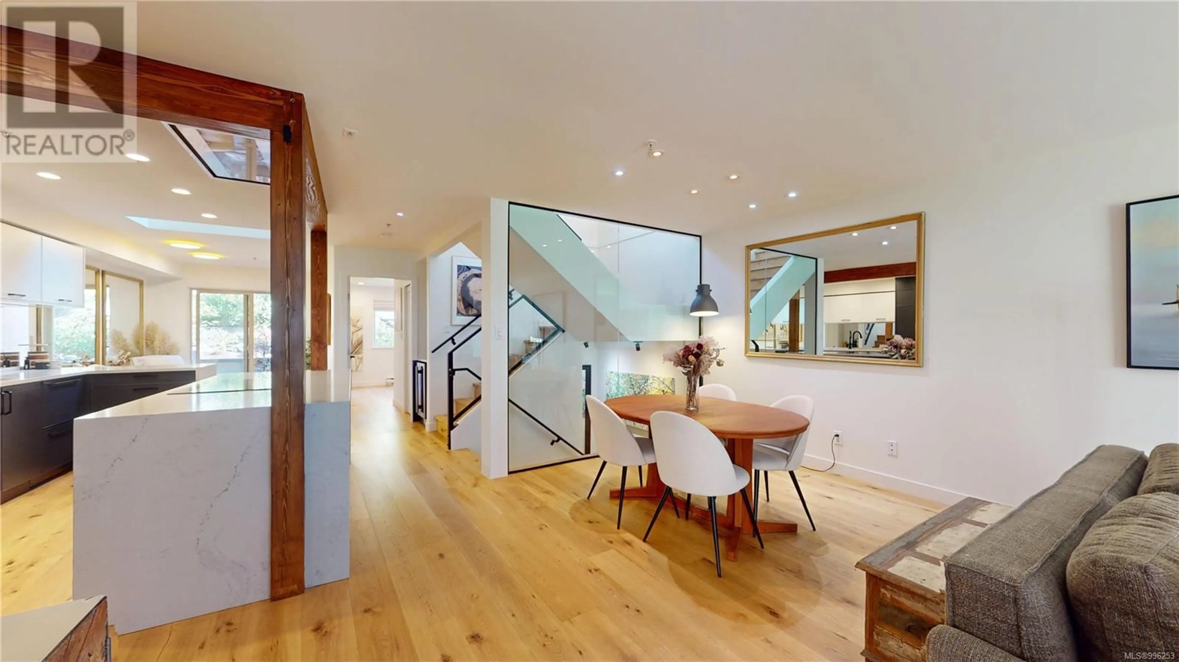 Indoor foyer for 4 - 33 SONGHEES ROAD, Victoria British Columbia V9A7M6