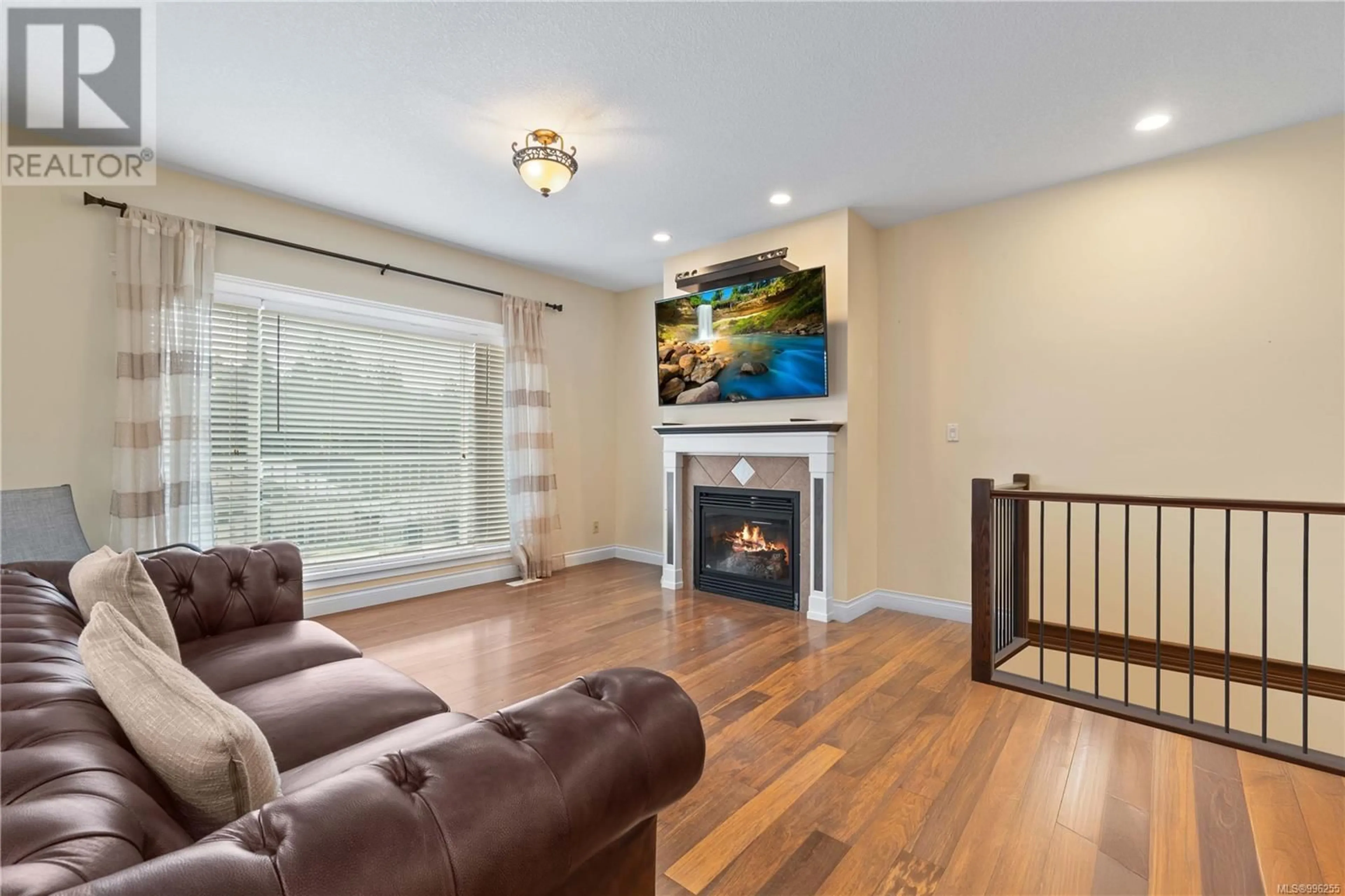 Living room with furniture, wood/laminate floor for 5153 OWLSTONE PLACE, Nanaimo British Columbia V9T0B4