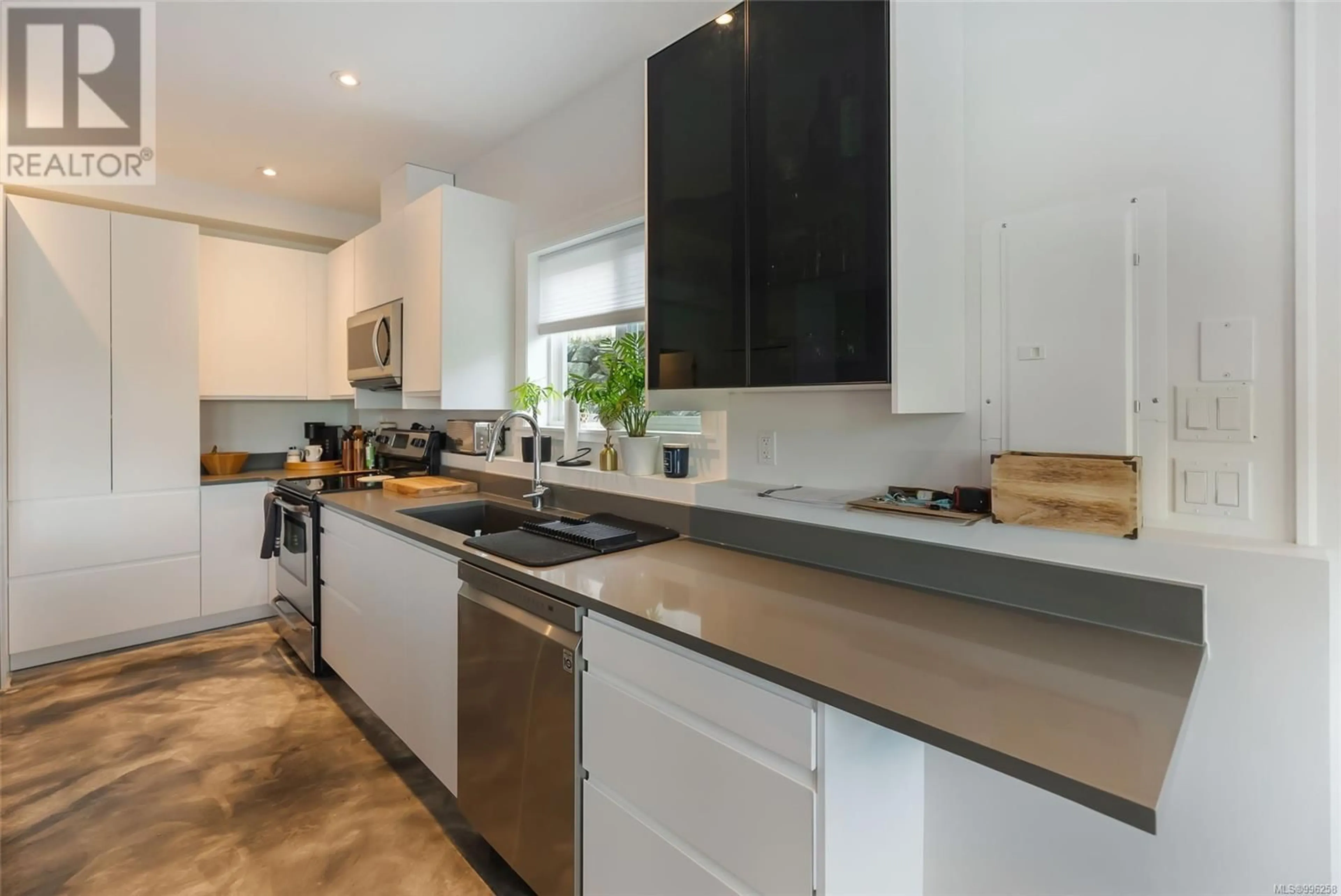 Contemporary kitchen, unknown for 8578 RUMMING ROAD, Lantzville British Columbia V0R2H0