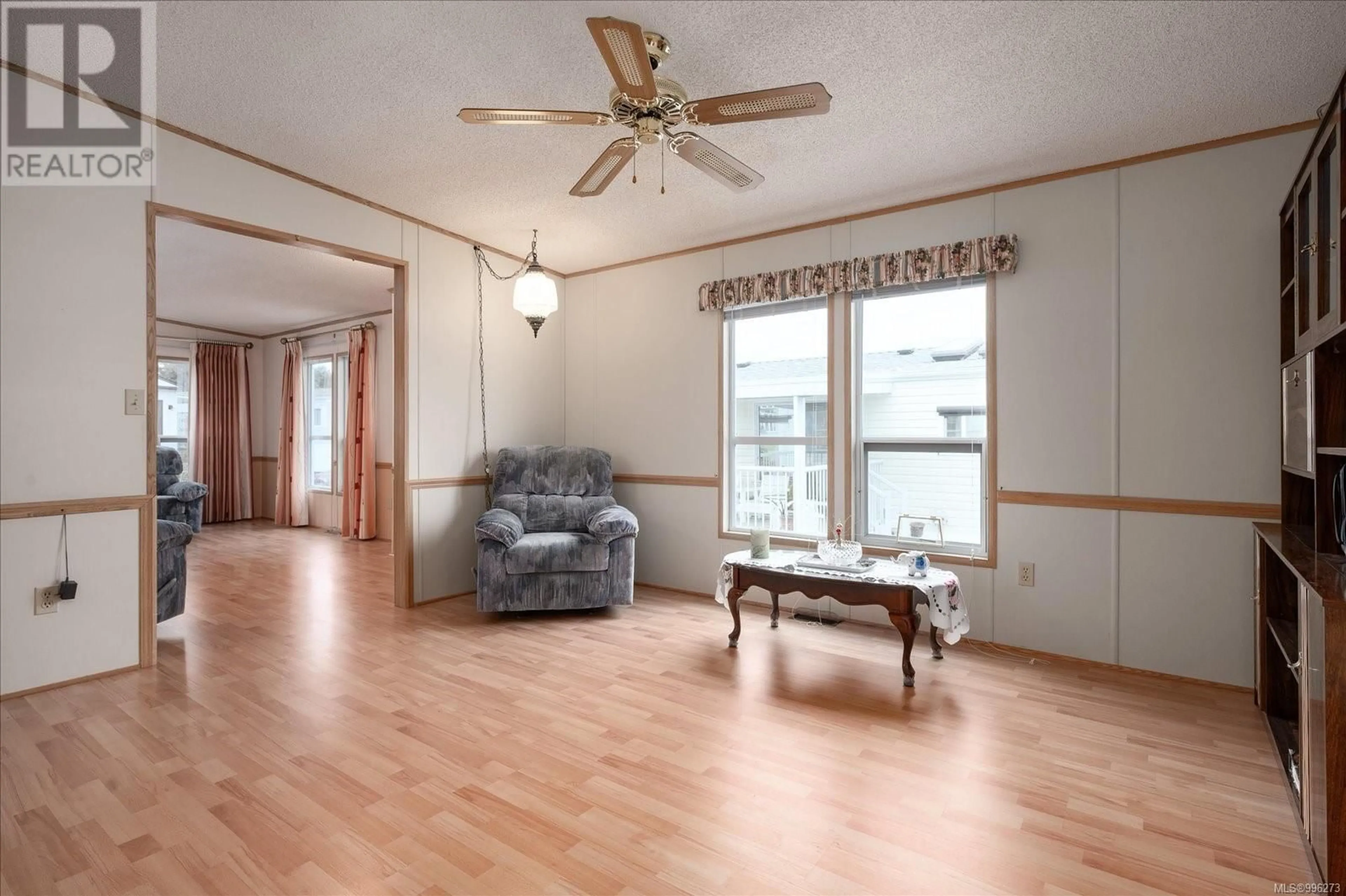 Living room with furniture, wood/laminate floor for 36 - 2301 ARBOT ROAD, Nanaimo British Columbia V9R6S7