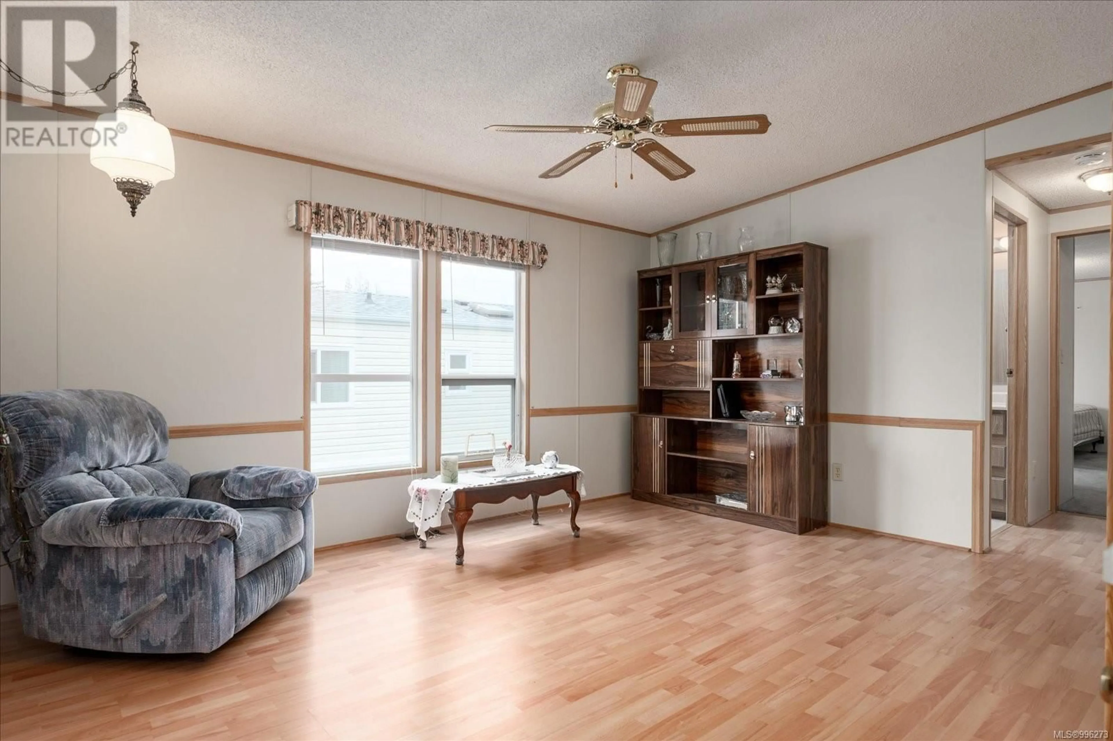 Living room with furniture, wood/laminate floor for 36 - 2301 ARBOT ROAD, Nanaimo British Columbia V9R6S7