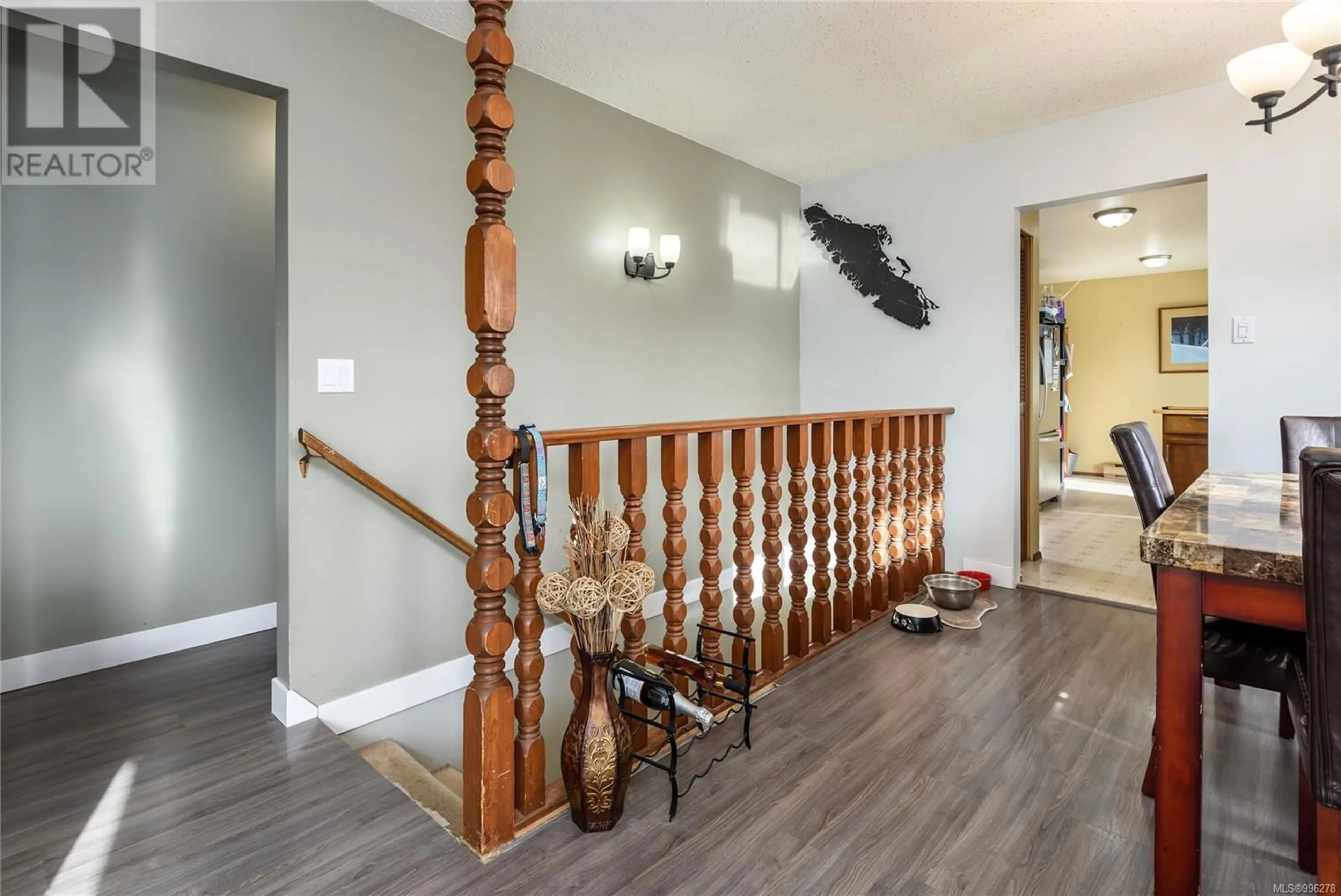 Indoor foyer for 1994 BOLT AVENUE, Comox British Columbia V9M2J4