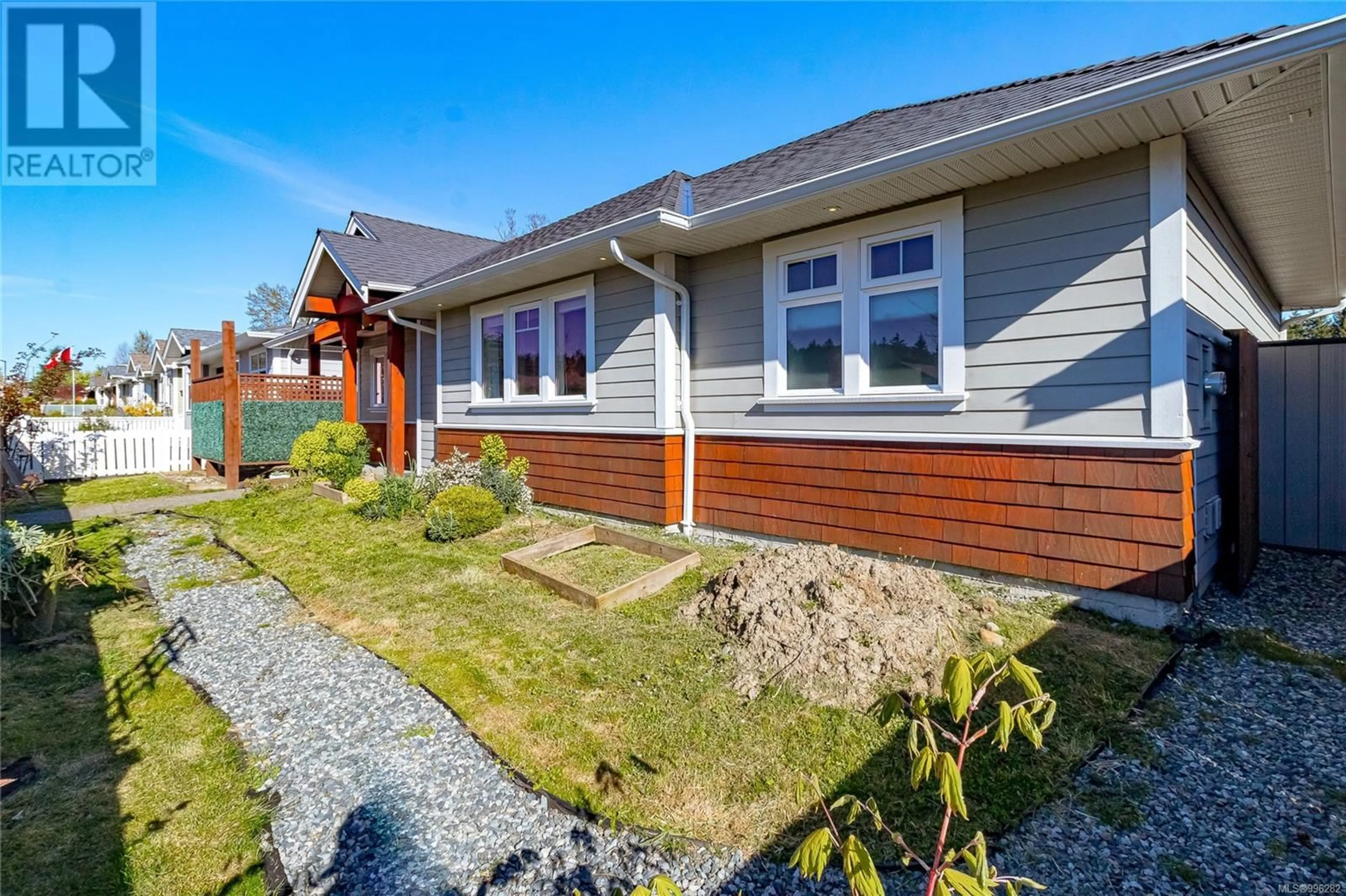 Home with vinyl exterior material, street for 191 DESPARD AVENUE EAST, Parksville British Columbia V9P0C4