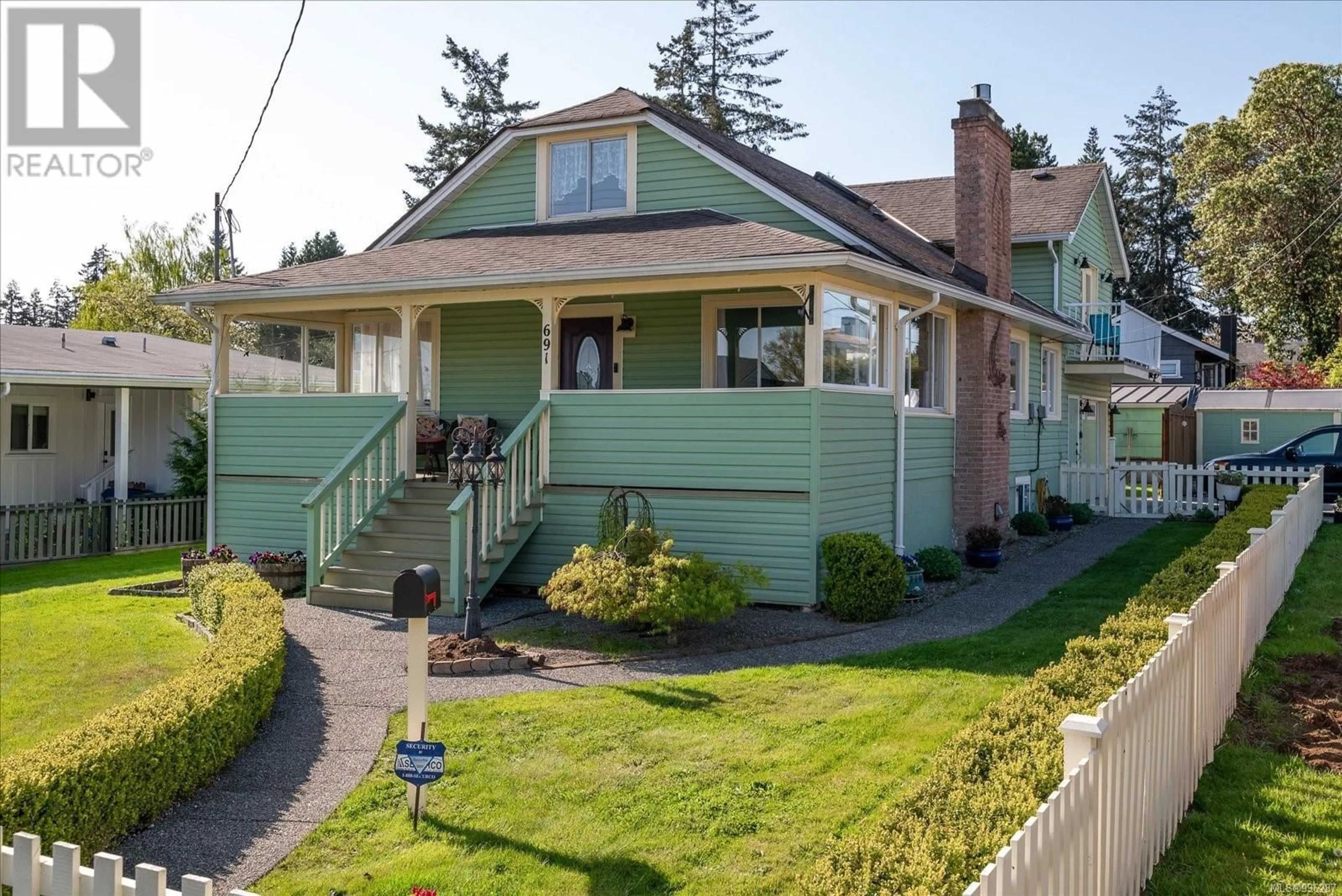 Home with vinyl exterior material, street for 691 CADOGAN STREET, Nanaimo British Columbia V9S1T6