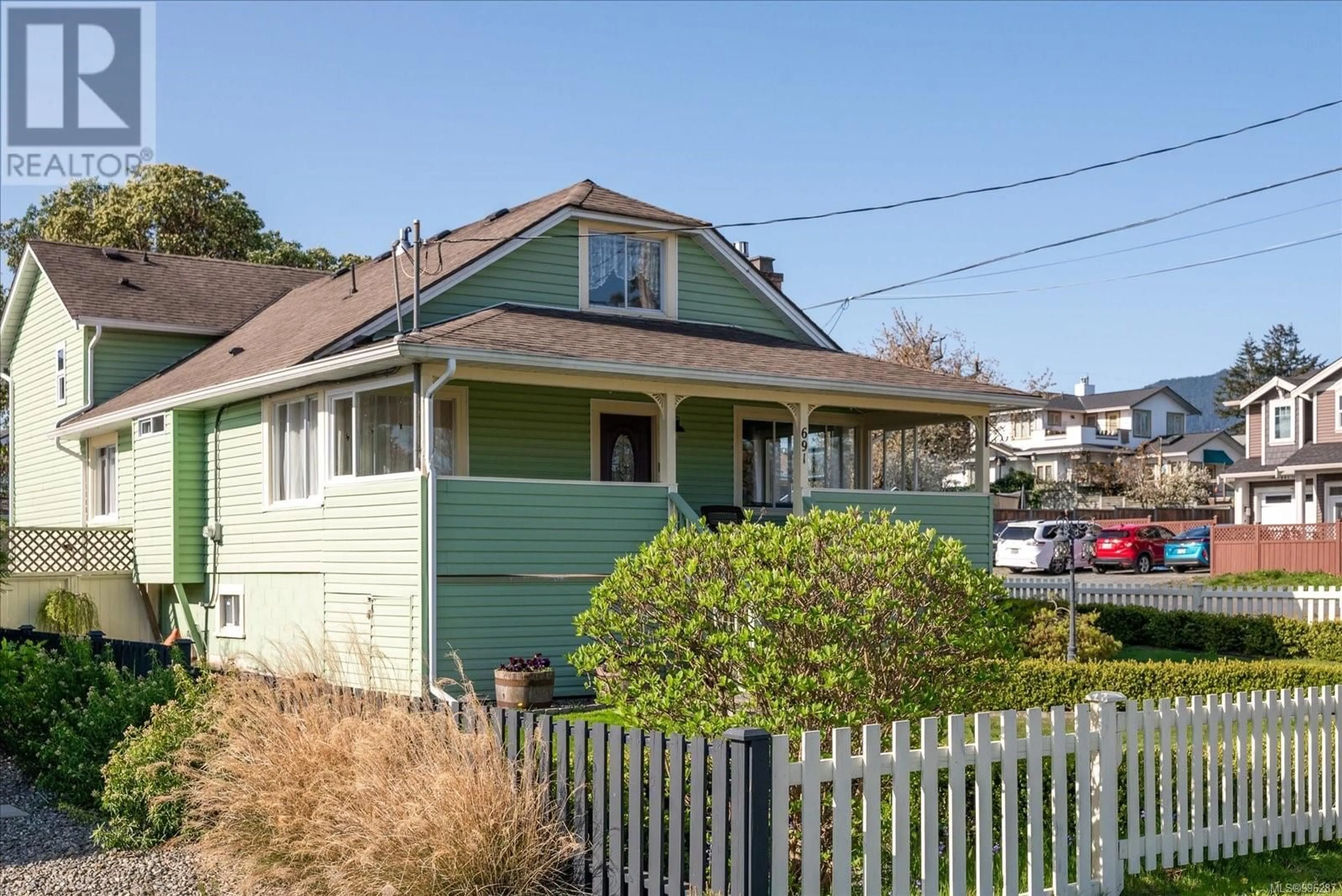 Home with vinyl exterior material, street for 691 CADOGAN STREET, Nanaimo British Columbia V9S1T6