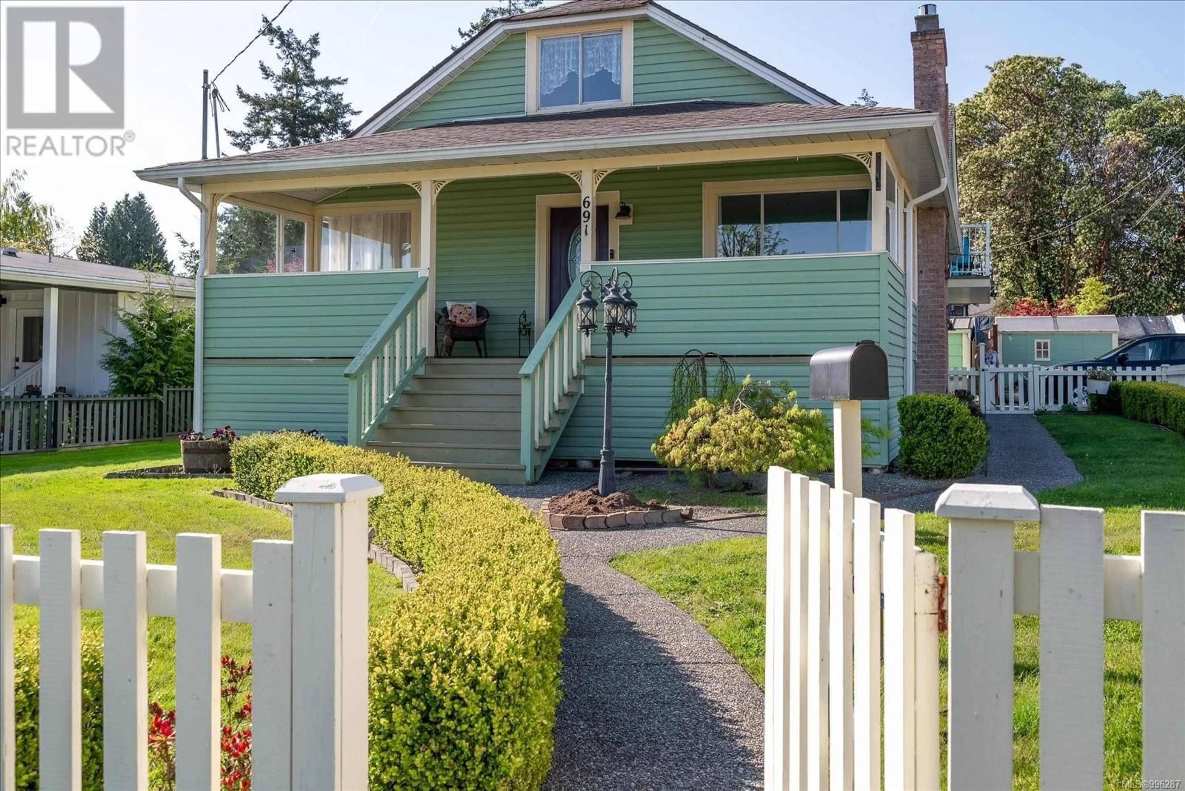 Home with vinyl exterior material, street for 691 CADOGAN STREET, Nanaimo British Columbia V9S1T6