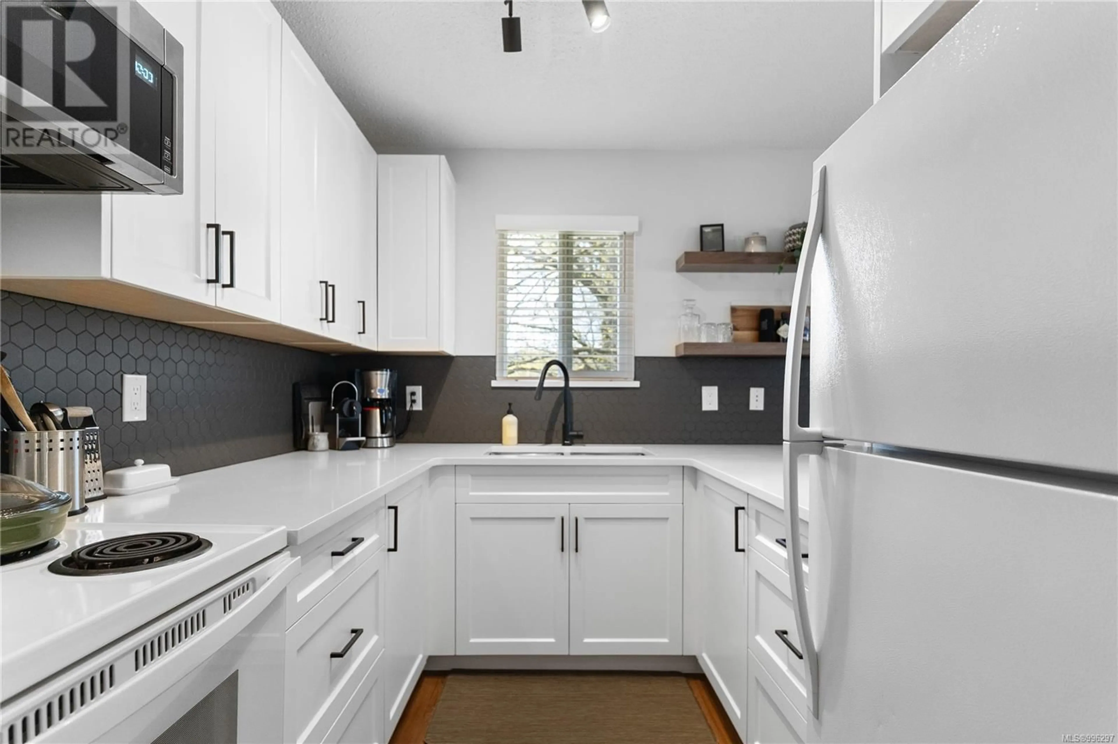 Standard kitchen, ceramic/tile floor for 31 - 211 BUTTERTUBS PLACE, Nanaimo British Columbia V9R3X8