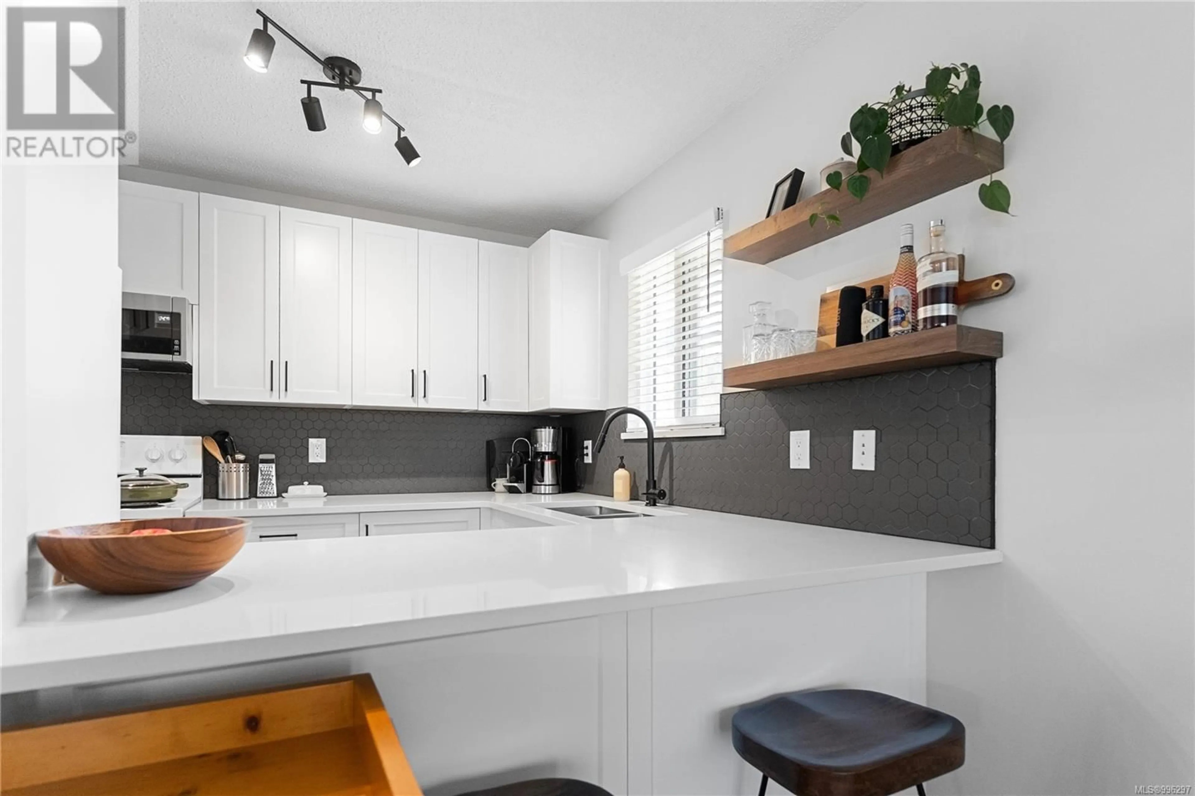 Contemporary kitchen, unknown for 31 - 211 BUTTERTUBS PLACE, Nanaimo British Columbia V9R3X8