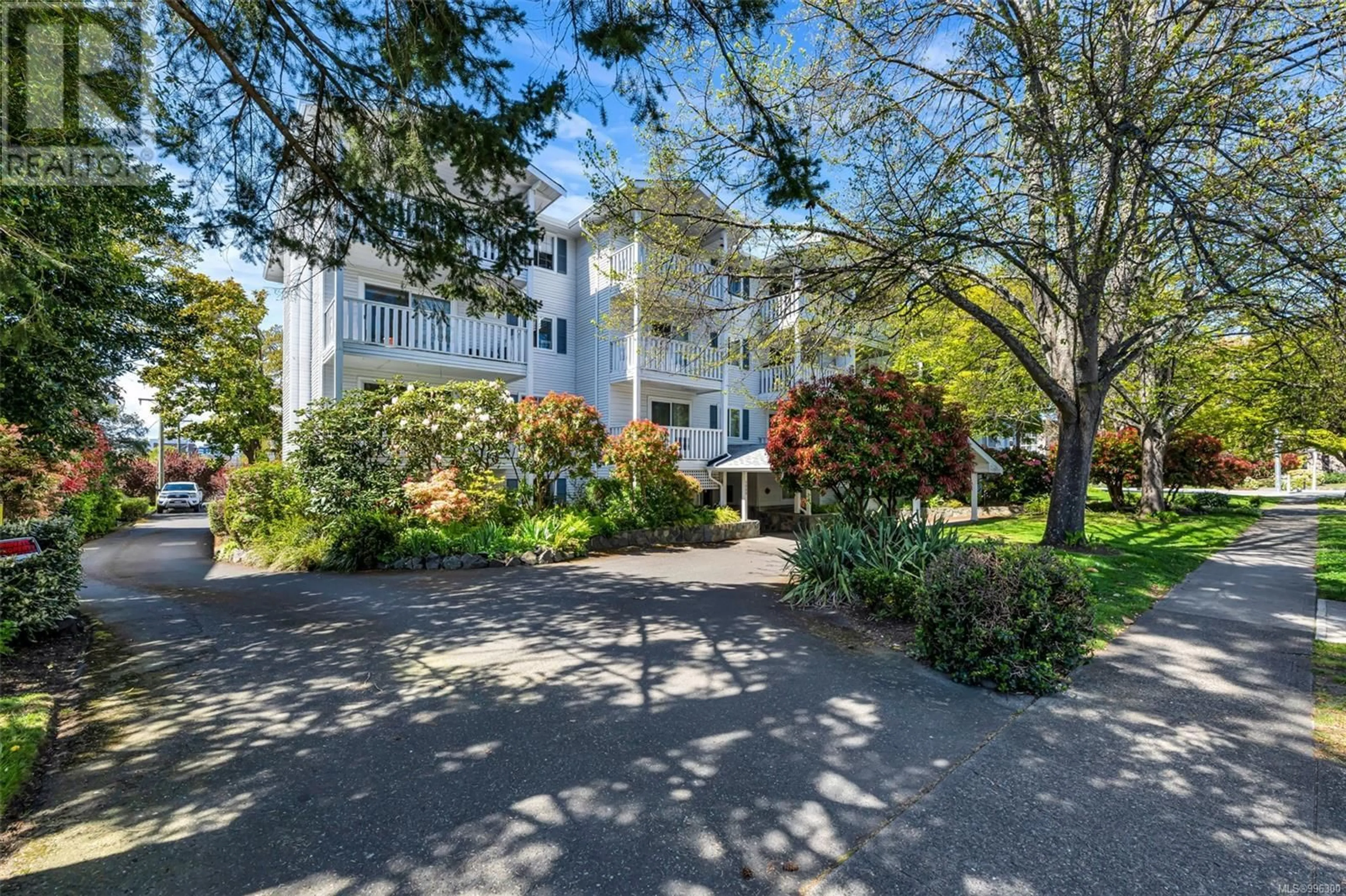 A pic from outside/outdoor area/front of a property/back of a property/a pic from drone, street for 208 - 1060 LINDEN AVENUE, Victoria British Columbia V8V4H2