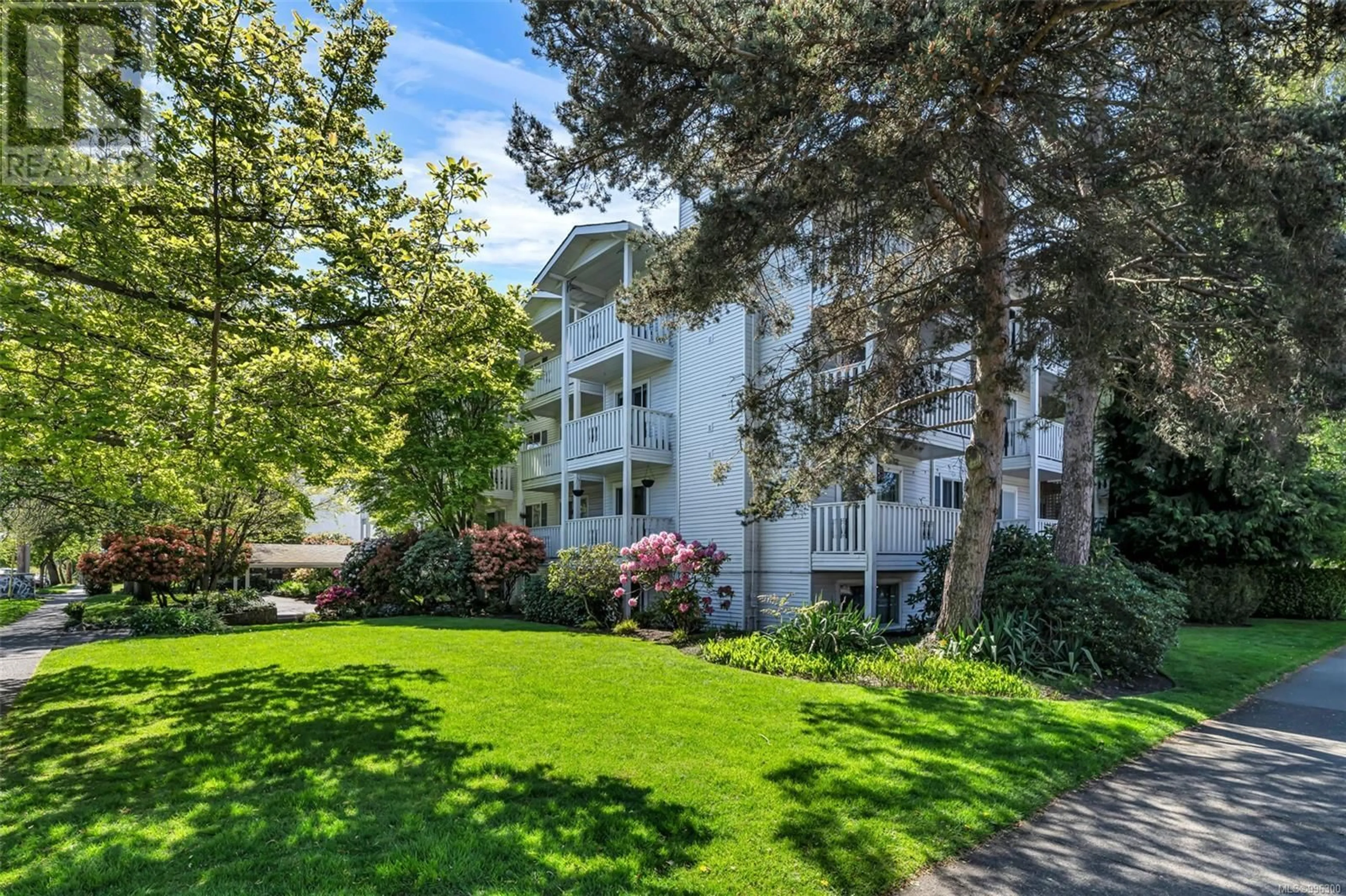 A pic from outside/outdoor area/front of a property/back of a property/a pic from drone, street for 208 - 1060 LINDEN AVENUE, Victoria British Columbia V8V4H2
