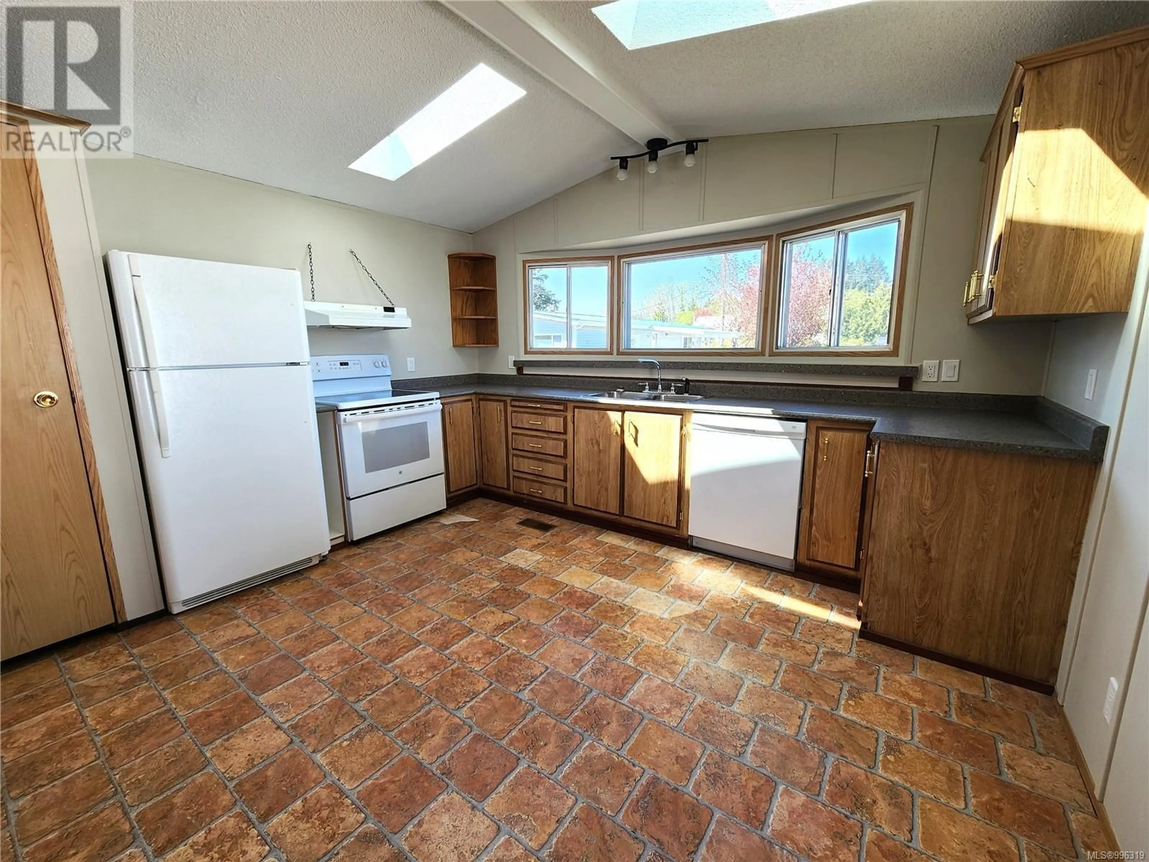 Standard kitchen, unknown for 11 - 1451 PERKINS ROAD, Campbell River British Columbia V9W4R8