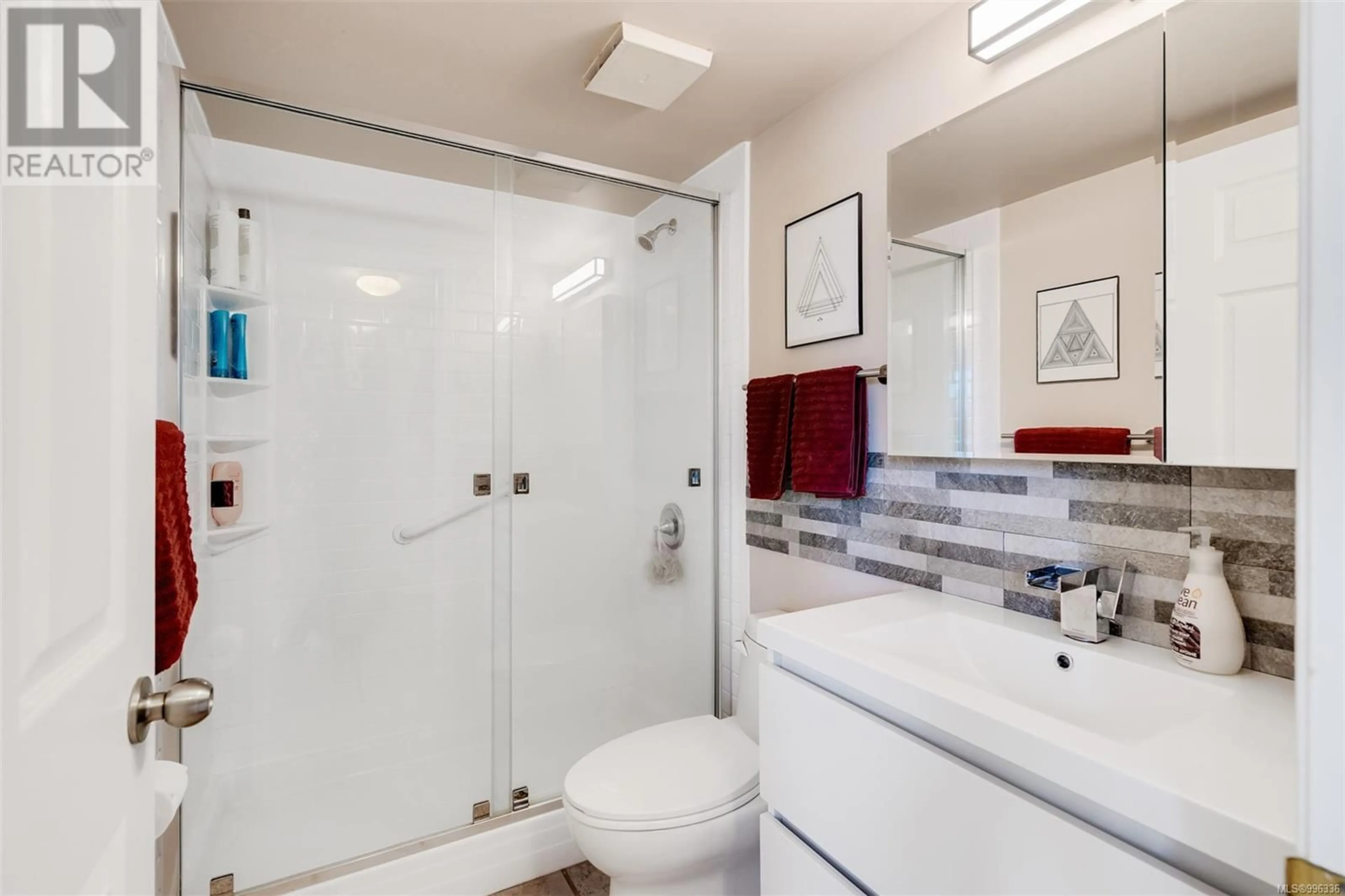 Standard bathroom, ceramic/tile floor for 209 - 3010 WASHINGTON AVENUE, Victoria British Columbia V9A1P6