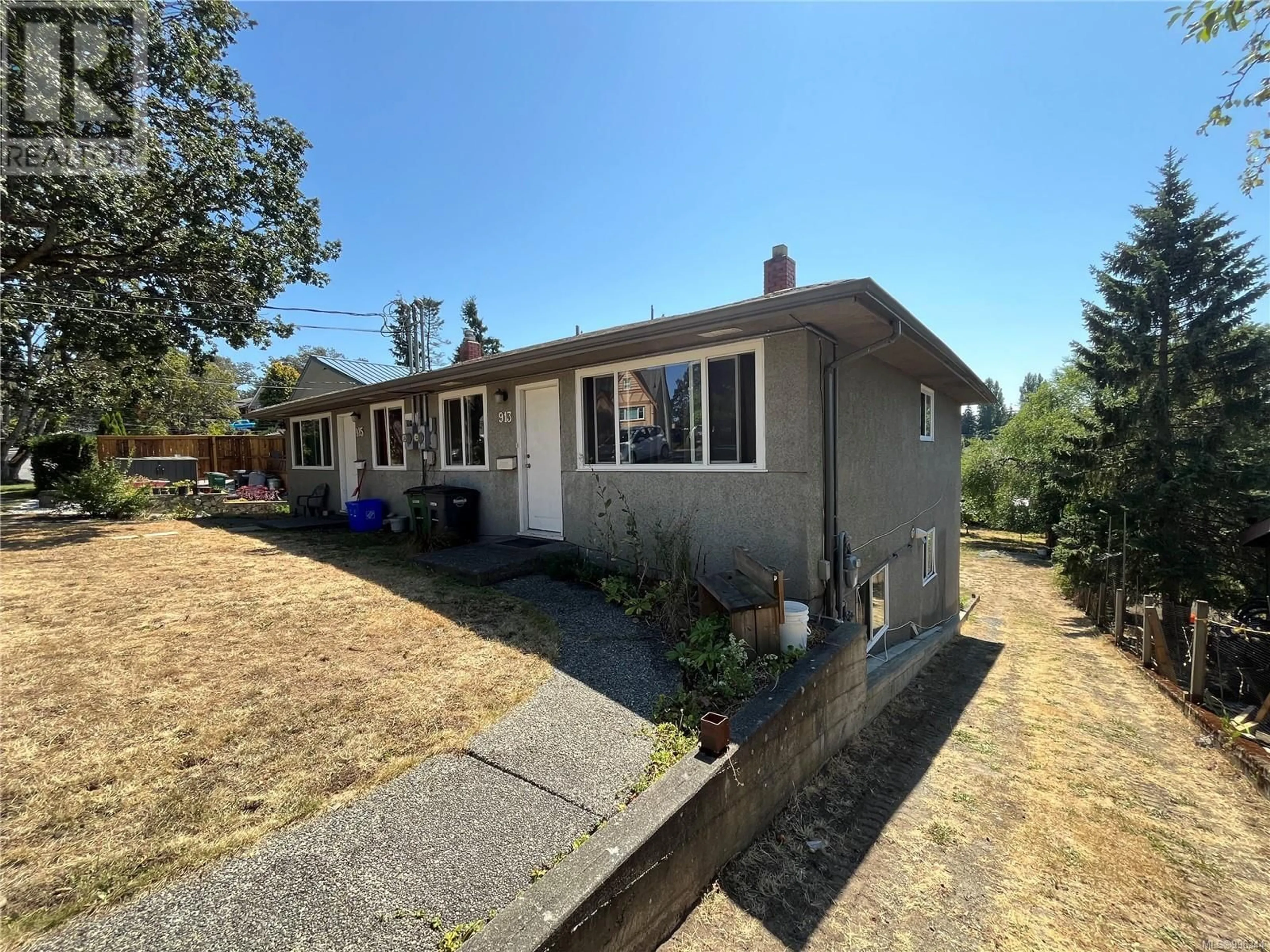 Home with vinyl exterior material, street for 913 FALMOUTH ROAD, Saanich British Columbia V8X3A3