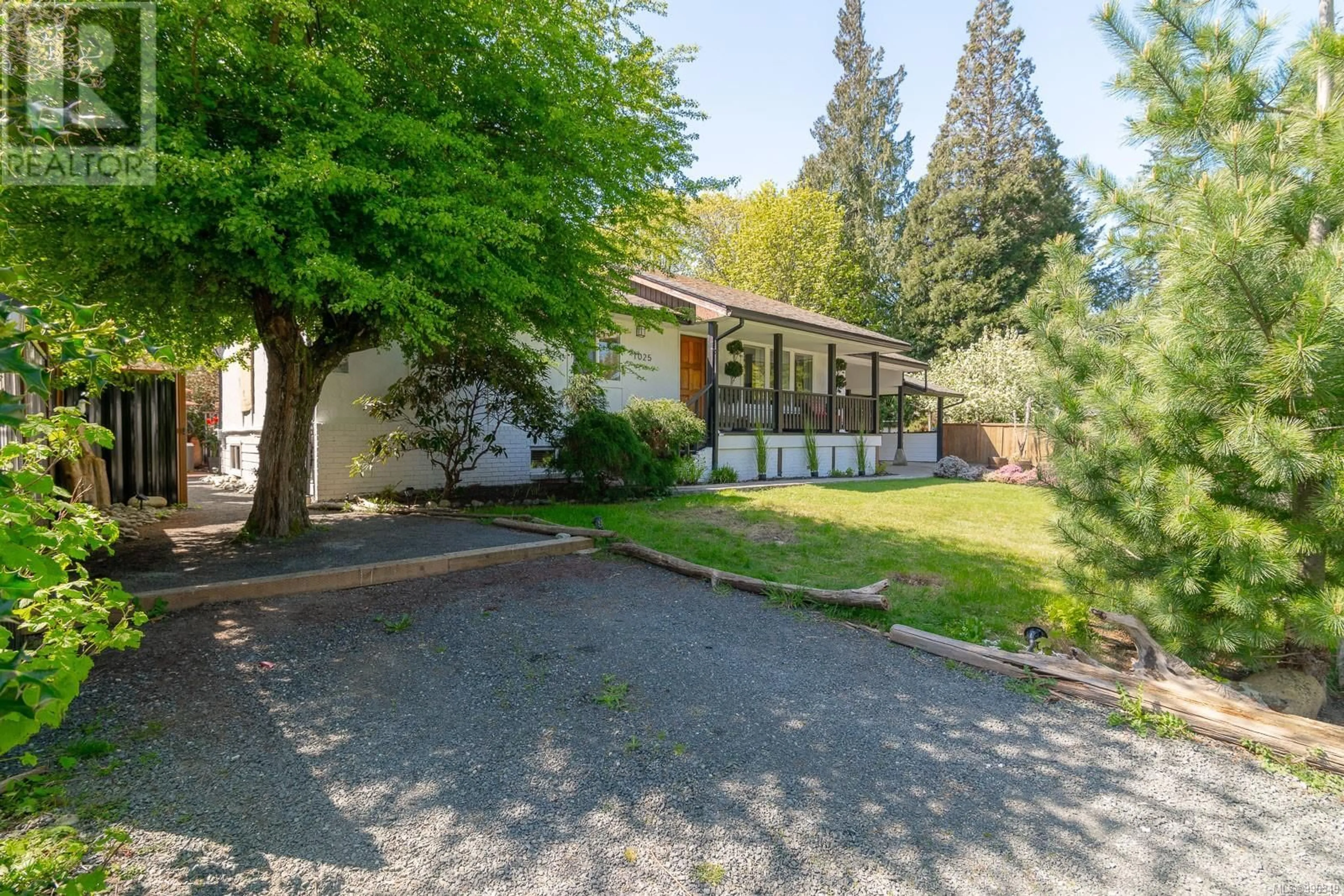 A pic from outside/outdoor area/front of a property/back of a property/a pic from drone, street for 1025 MAPLE LANE DRIVE, Parksville British Columbia V9P1T3