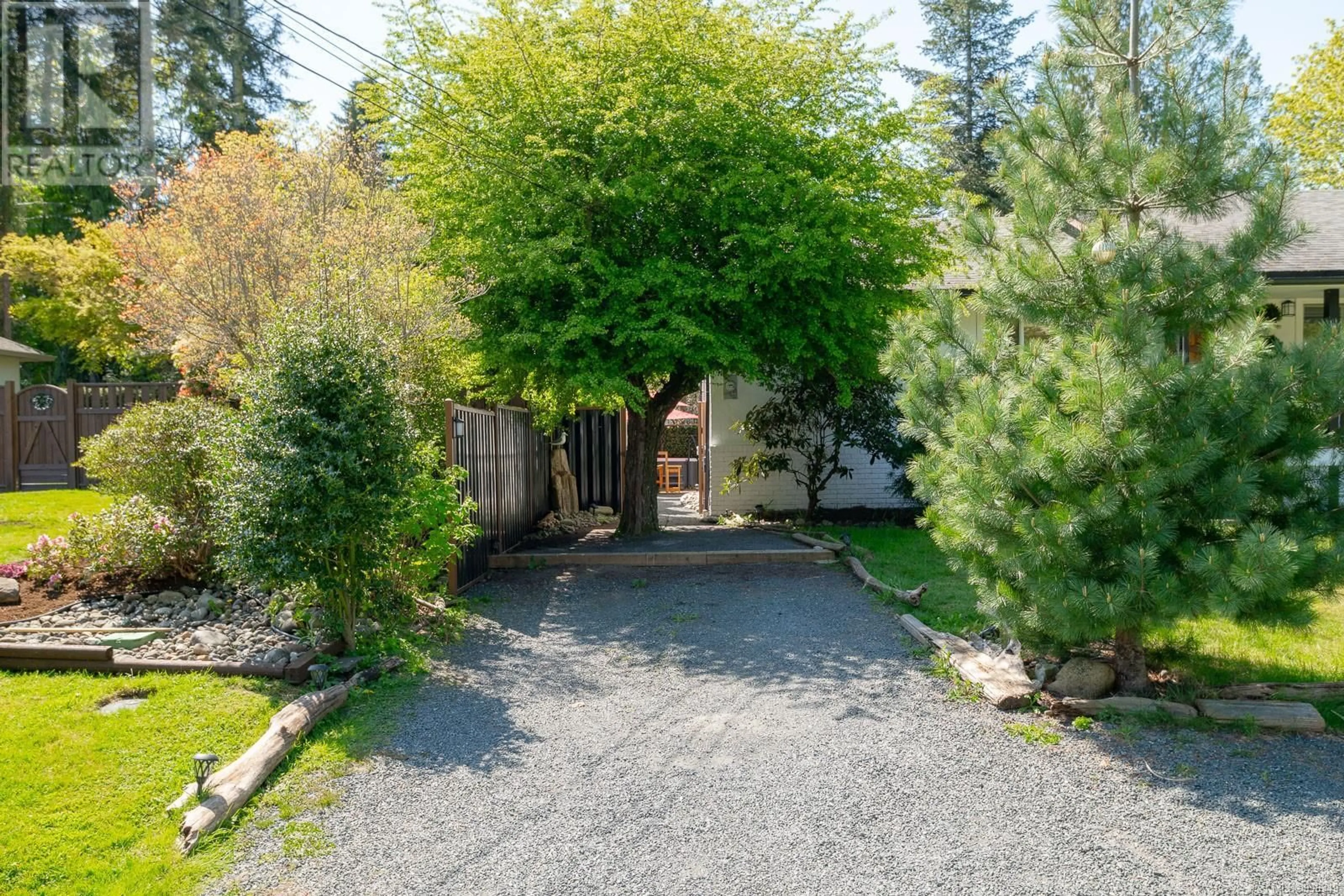 A pic from outside/outdoor area/front of a property/back of a property/a pic from drone, street for 1025 MAPLE LANE DRIVE, Parksville British Columbia V9P1T3