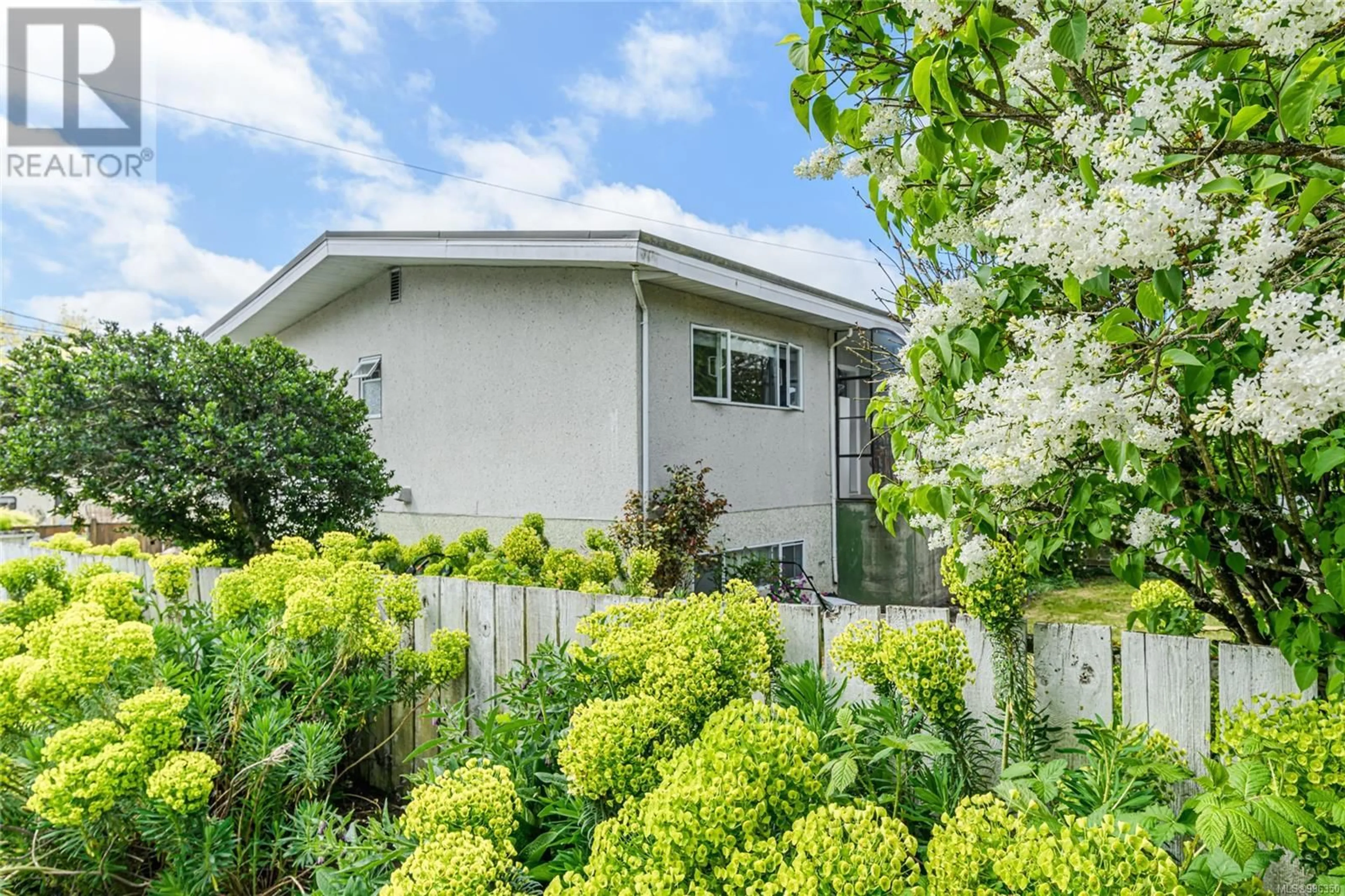 A pic from outside/outdoor area/front of a property/back of a property/a pic from drone, street for 999 LESLIE DRIVE, Saanich British Columbia V8X2Y7