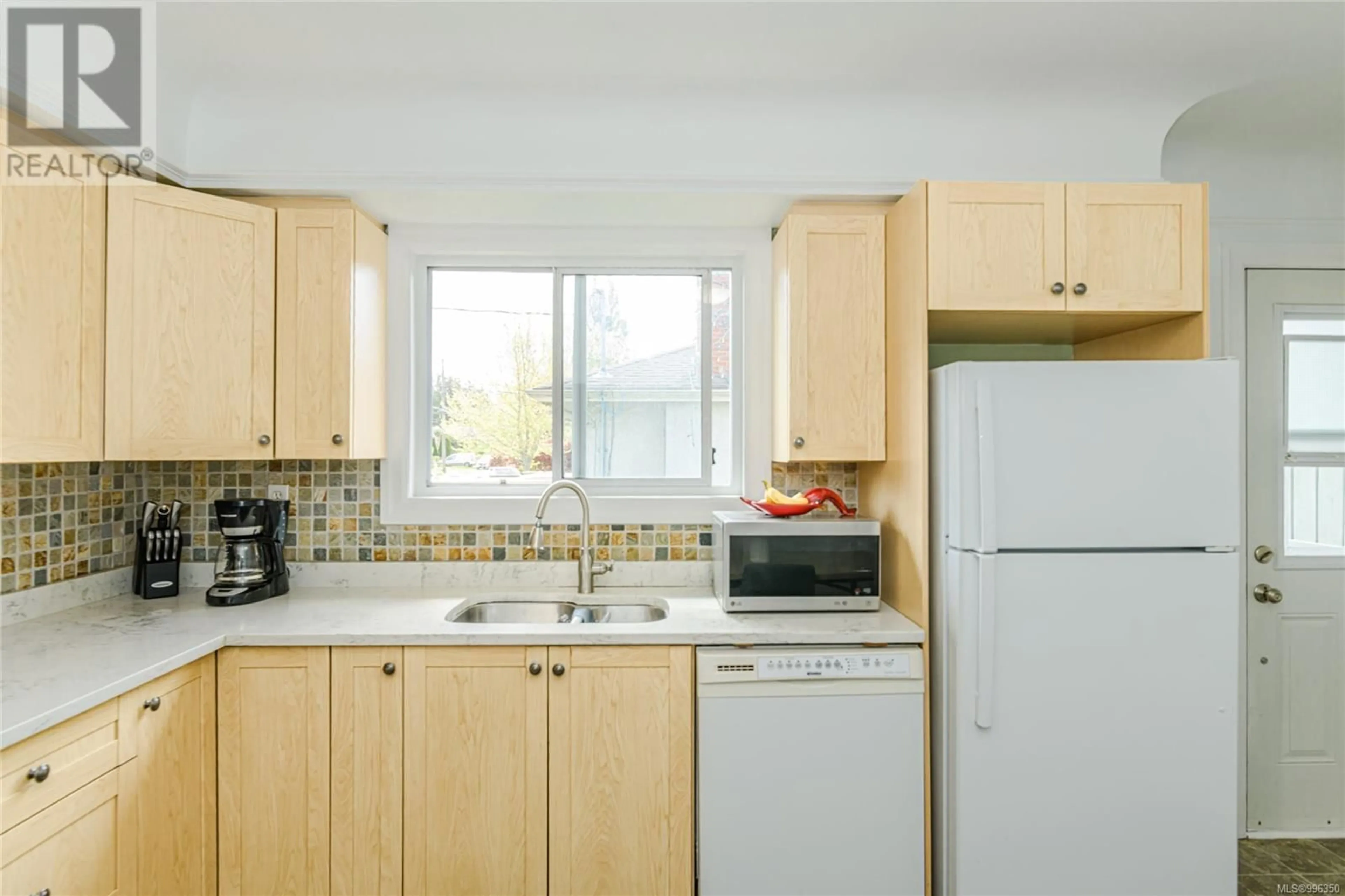 Standard kitchen, unknown for 999 LESLIE DRIVE, Saanich British Columbia V8X2Y7