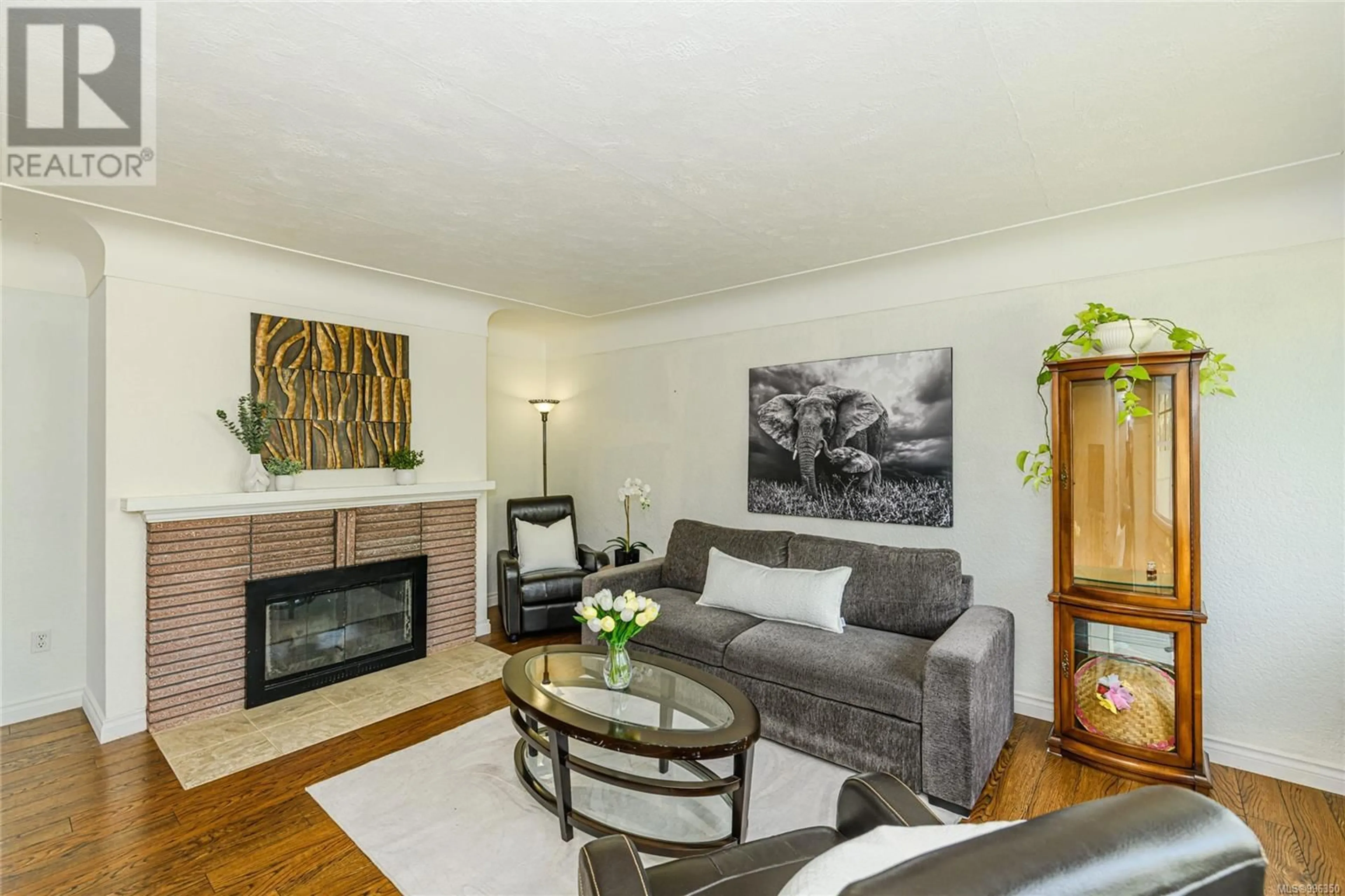 Living room with furniture, wood/laminate floor for 999 LESLIE DRIVE, Saanich British Columbia V8X2Y7