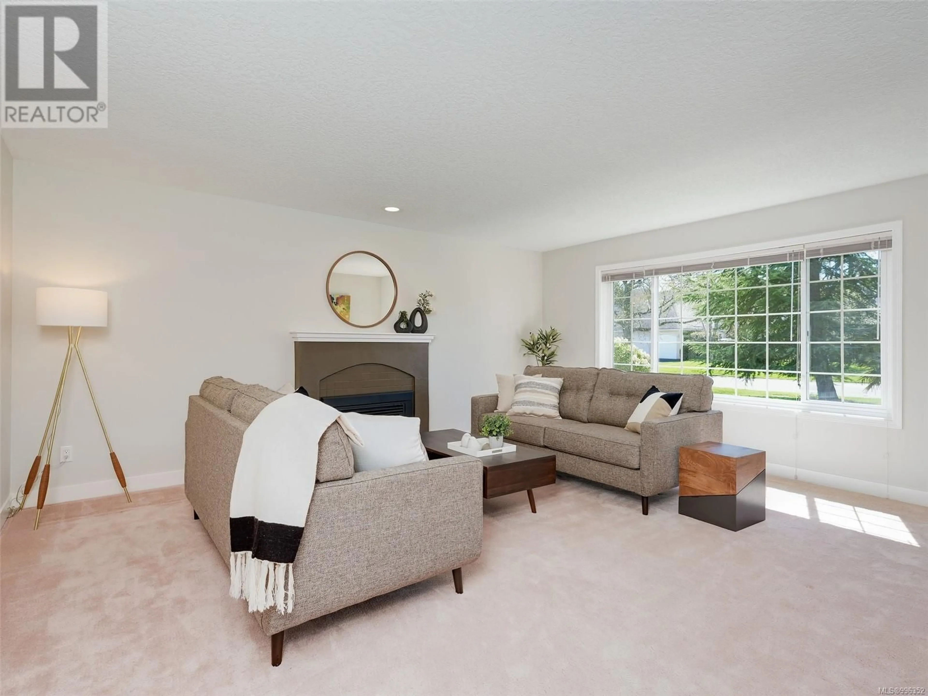 Living room with furniture, carpet floor for 1190 STONINGTON PLACE, Saanich British Columbia V8Y3B8