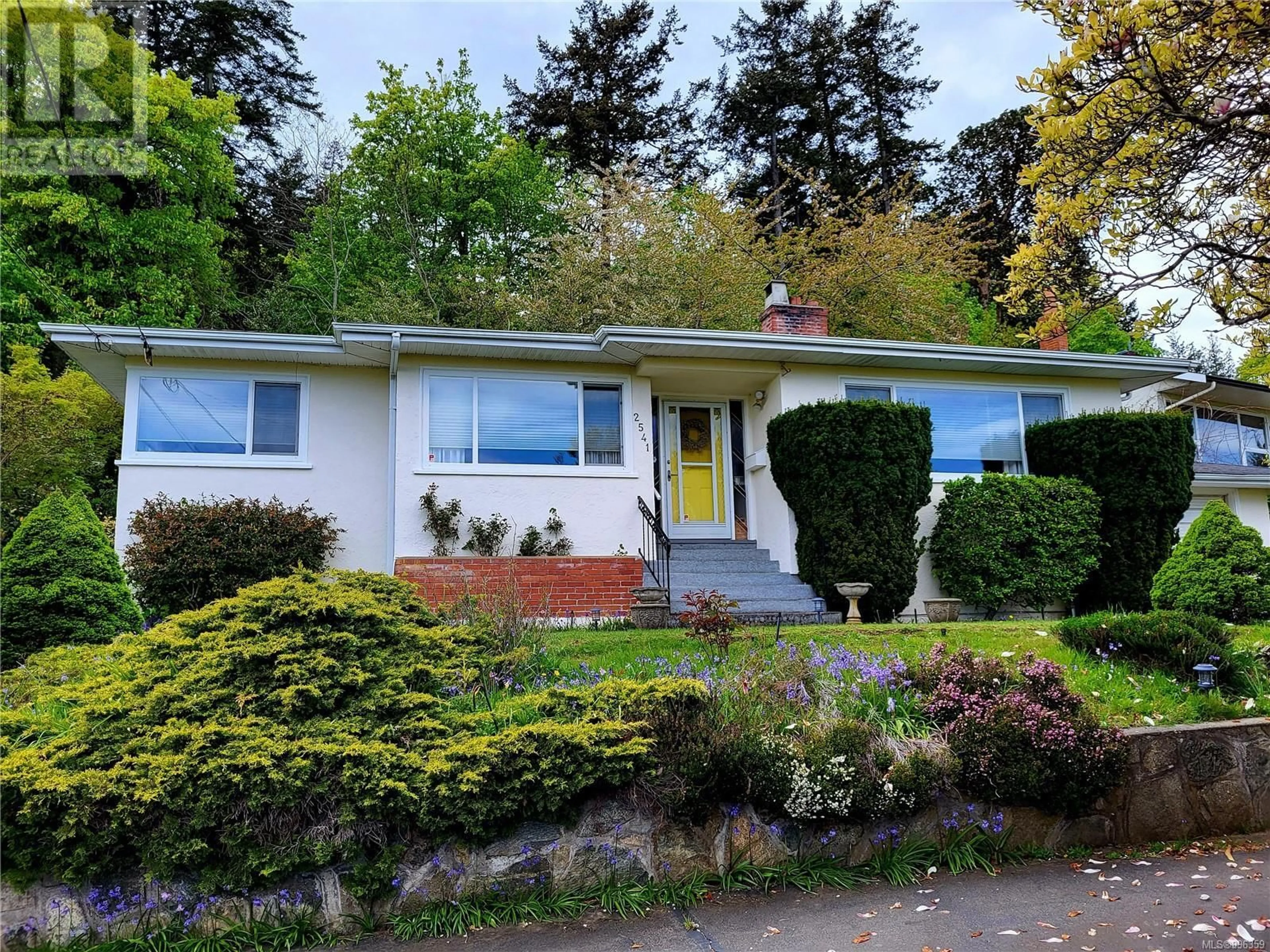 Home with vinyl exterior material, street for 2541 KILLARNEY PLACE, Saanich British Columbia V8P3G4