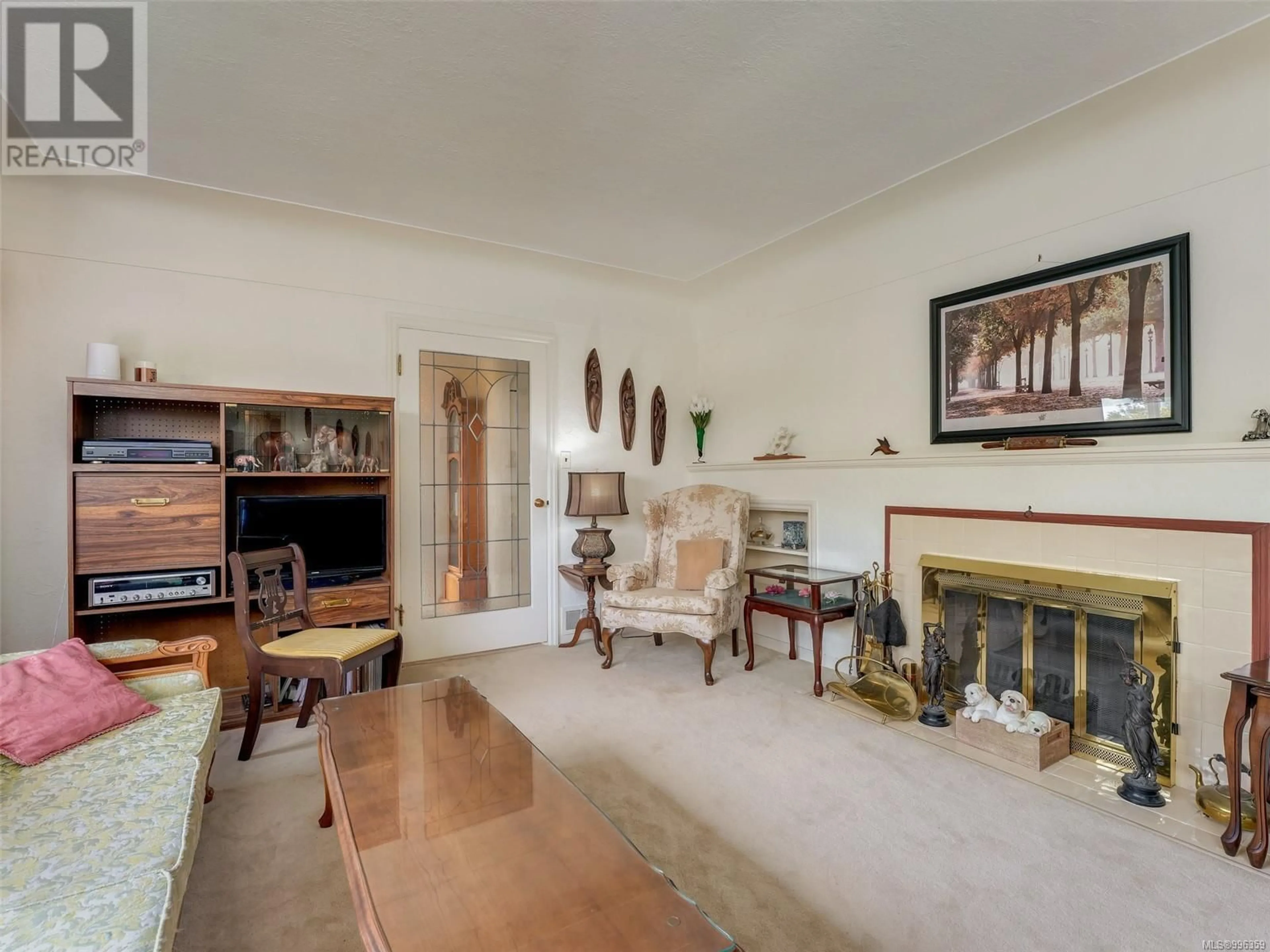 Living room with furniture, unknown for 2541 KILLARNEY PLACE, Saanich British Columbia V8P3G4