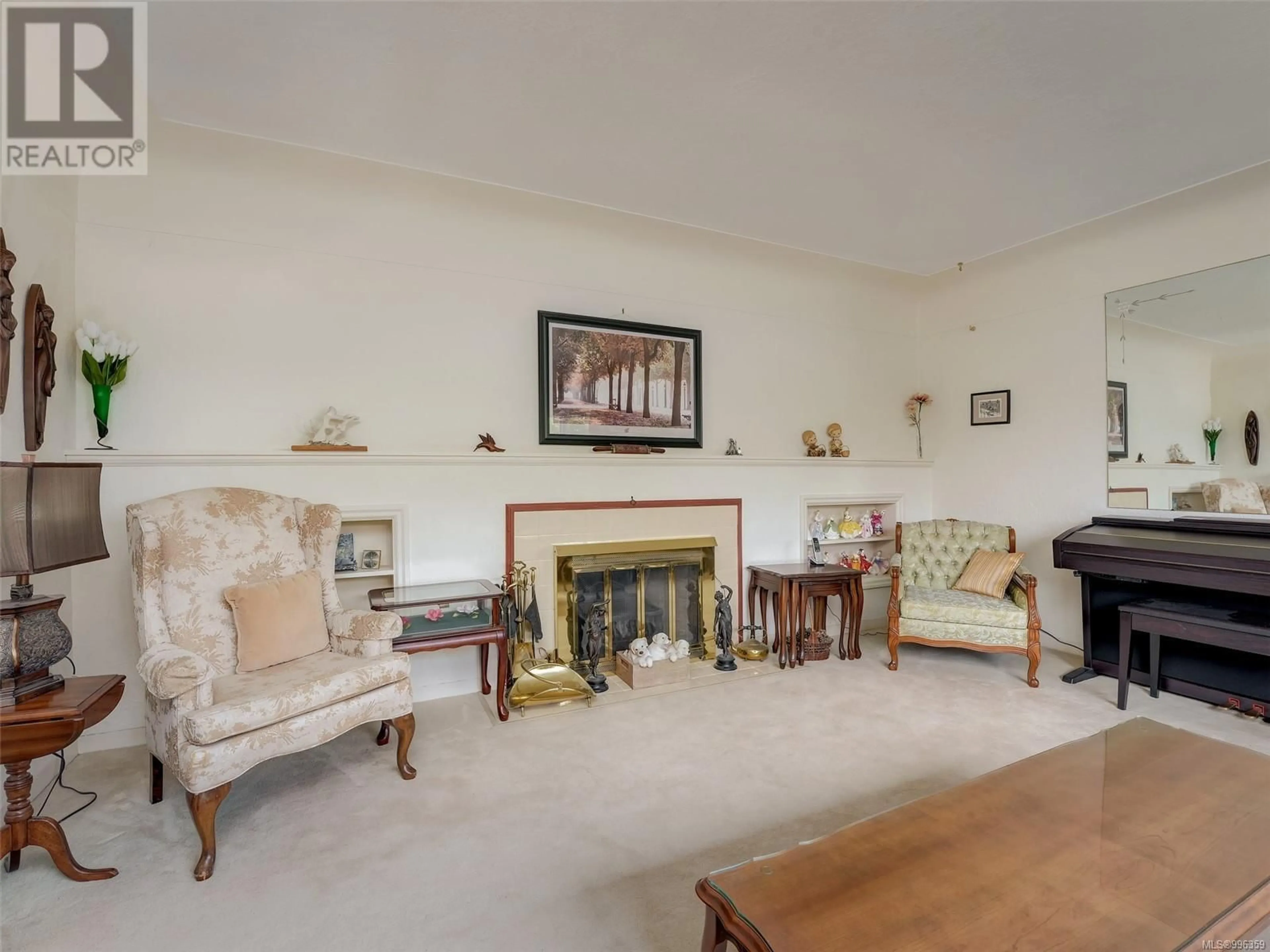 Living room with furniture, unknown for 2541 KILLARNEY PLACE, Saanich British Columbia V8P3G4