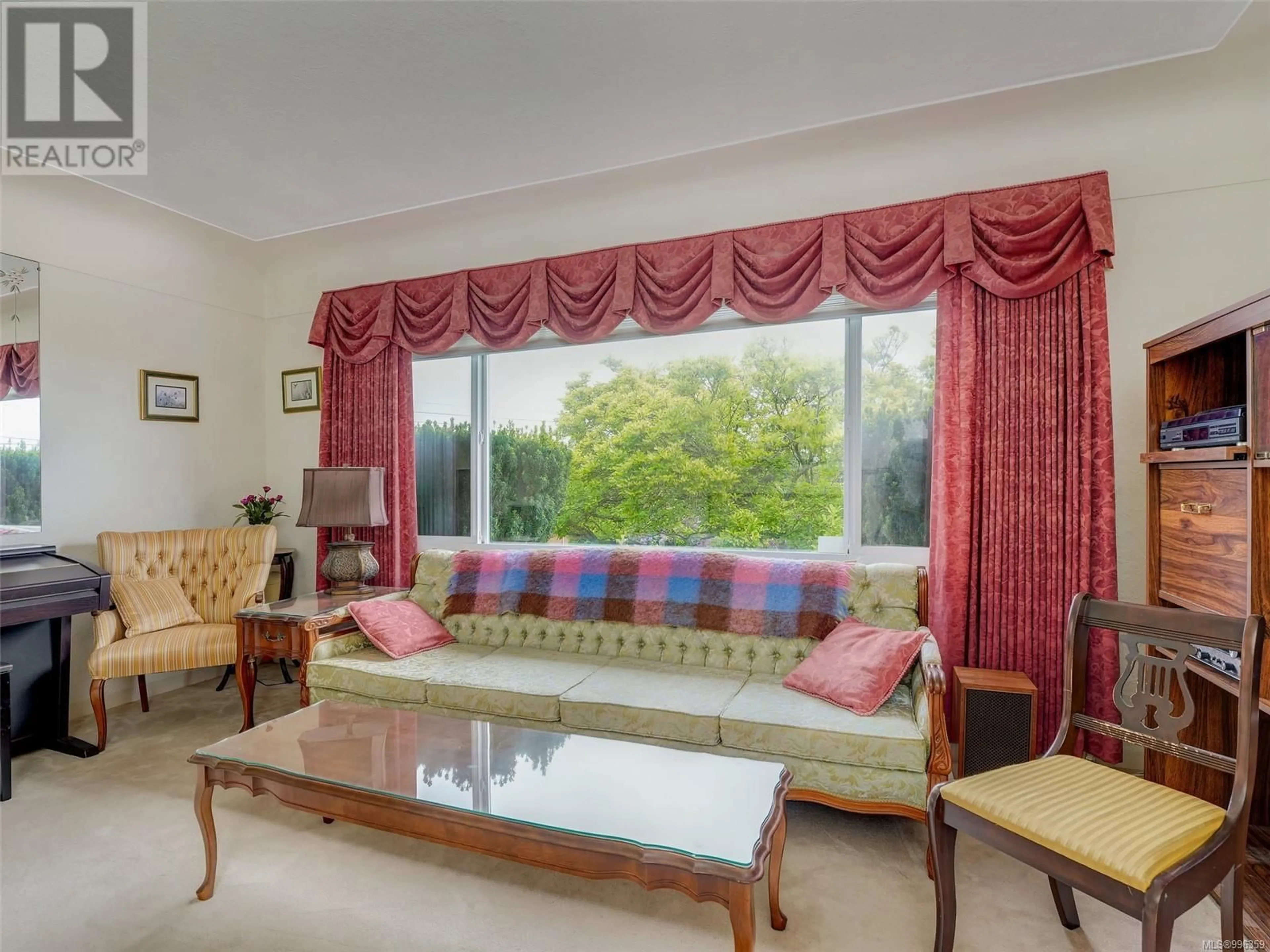Living room with furniture, unknown for 2541 KILLARNEY PLACE, Saanich British Columbia V8P3G4