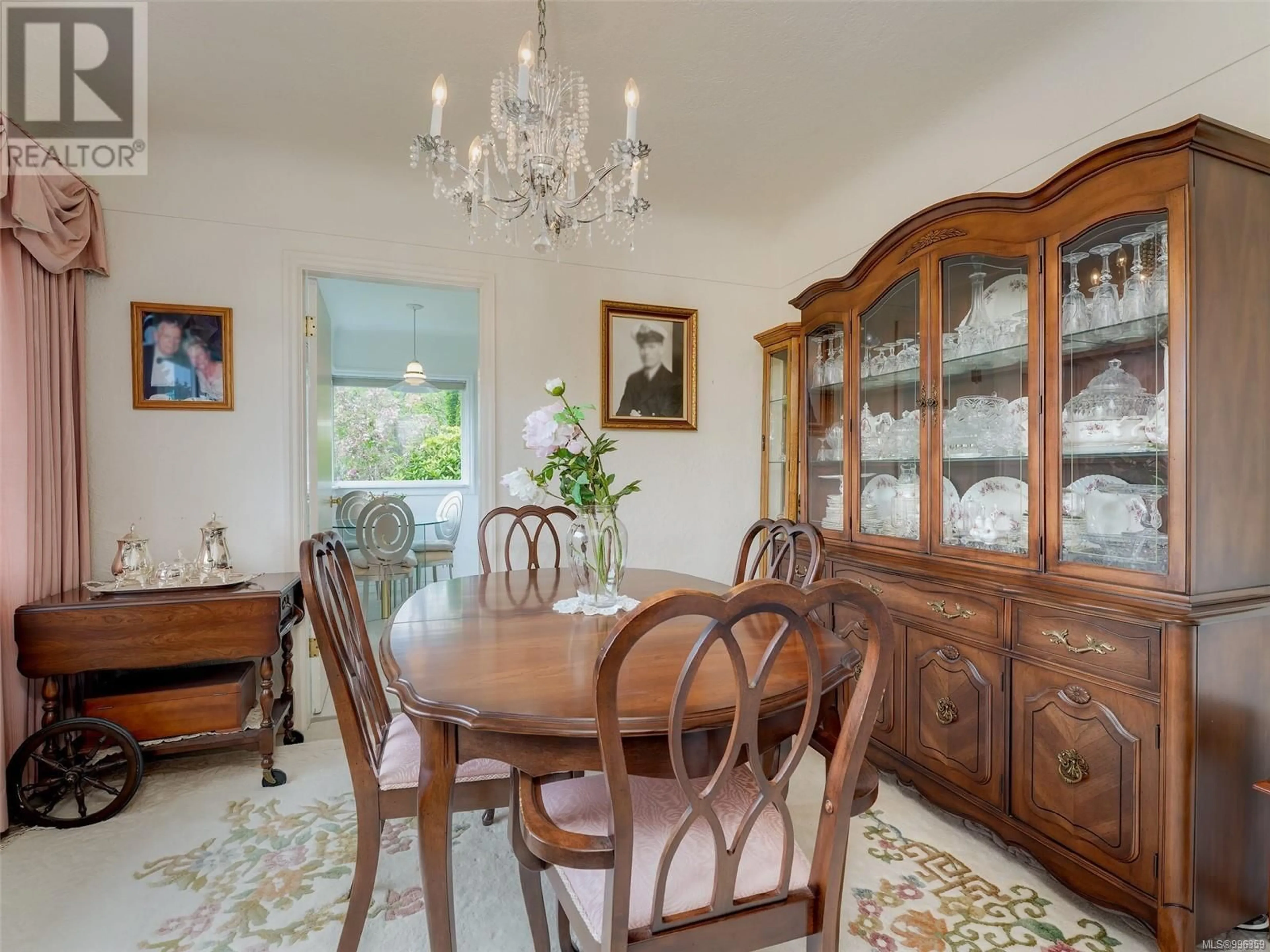 Dining room, wood/laminate floor for 2541 KILLARNEY PLACE, Saanich British Columbia V8P3G4