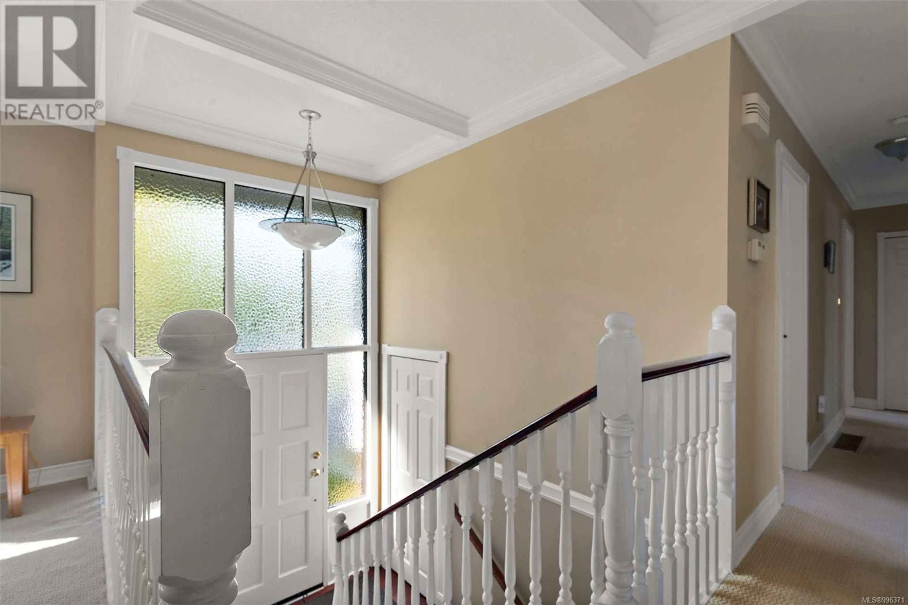 Indoor foyer for 880 CLARKE ROAD, Central Saanich British Columbia V8M1C3