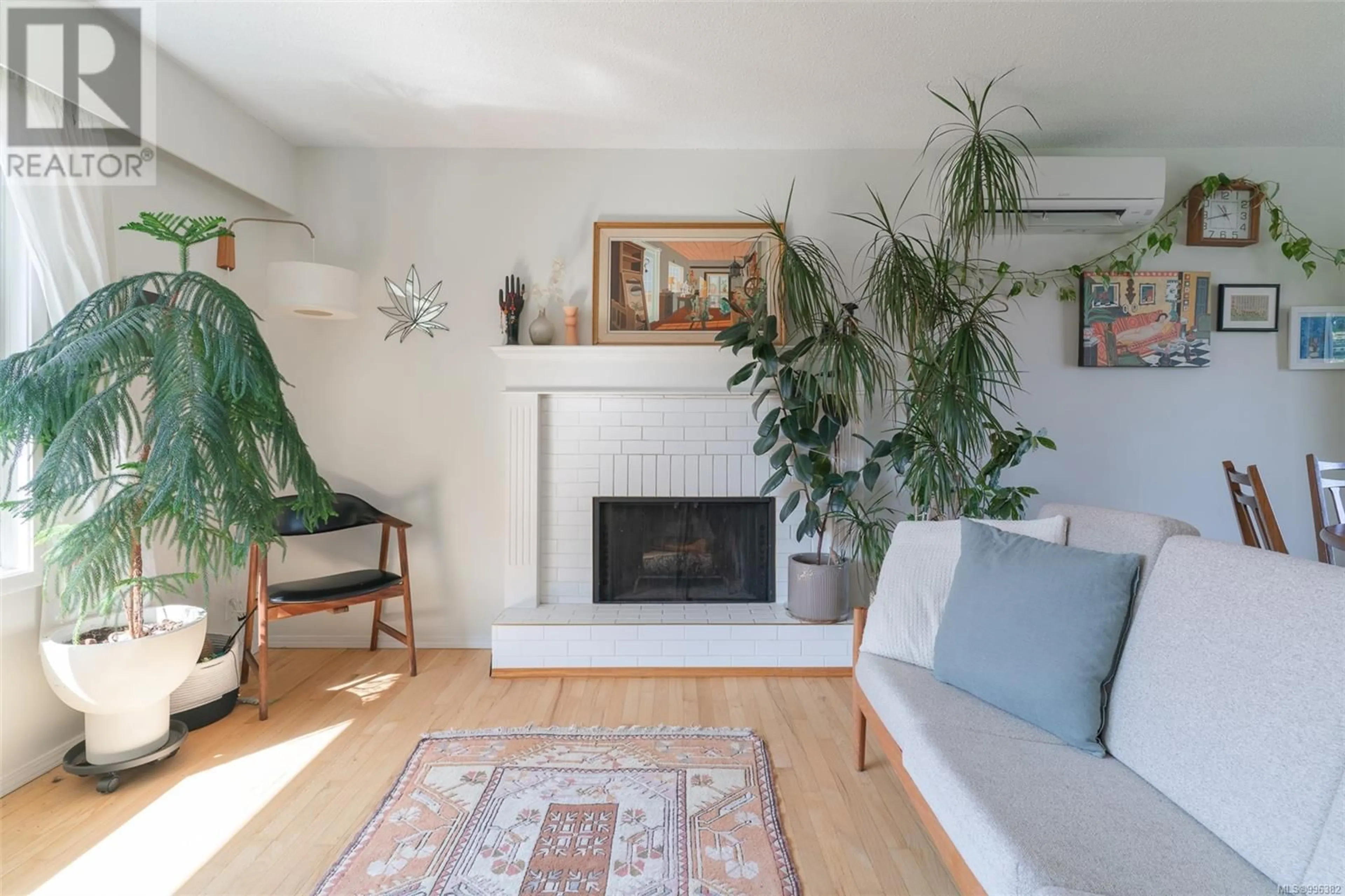 Living room with furniture, unknown for 7458 ELIZABETH WAY, Lantzville British Columbia V0R2H0