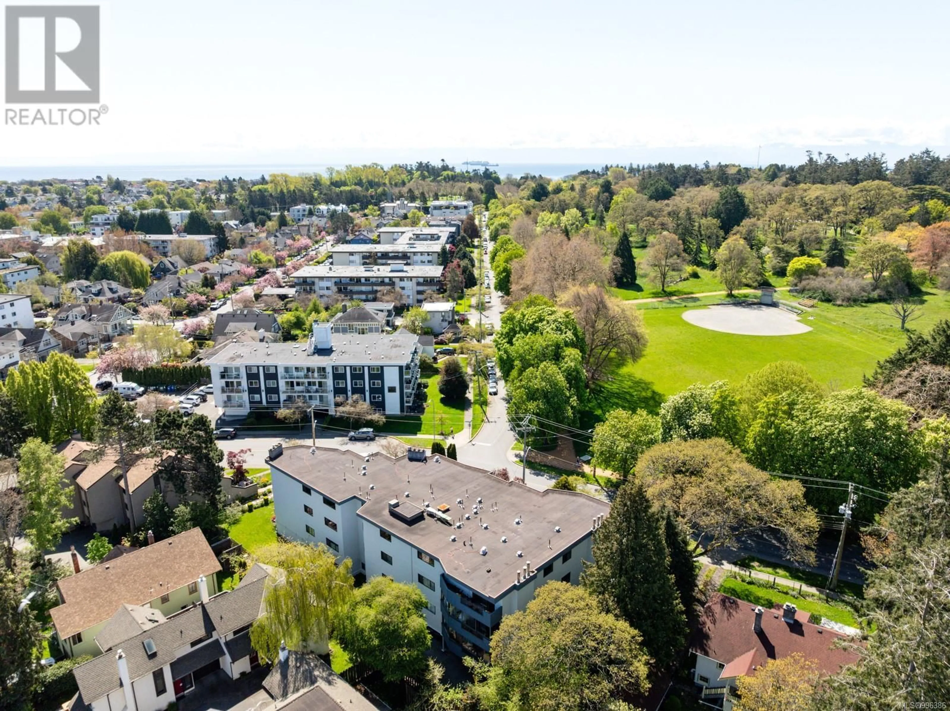 A pic from outside/outdoor area/front of a property/back of a property/a pic from drone, unknown for 303 - 928 SOUTHGATE STREET, Victoria British Columbia V8V2Y2
