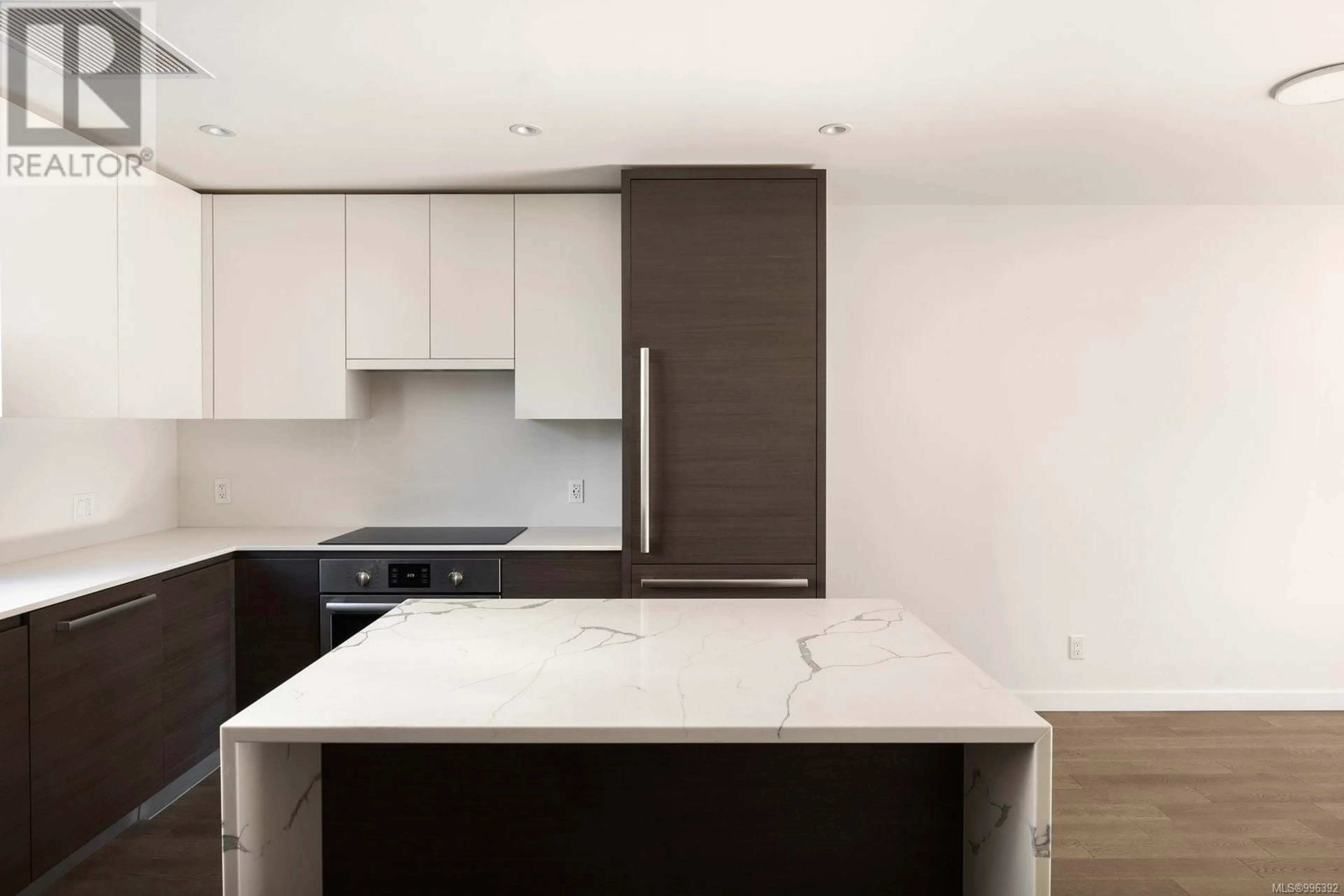 Standard kitchen, wood/laminate floor for 570 MICHIGAN STREET, Victoria British Columbia V8V1S2