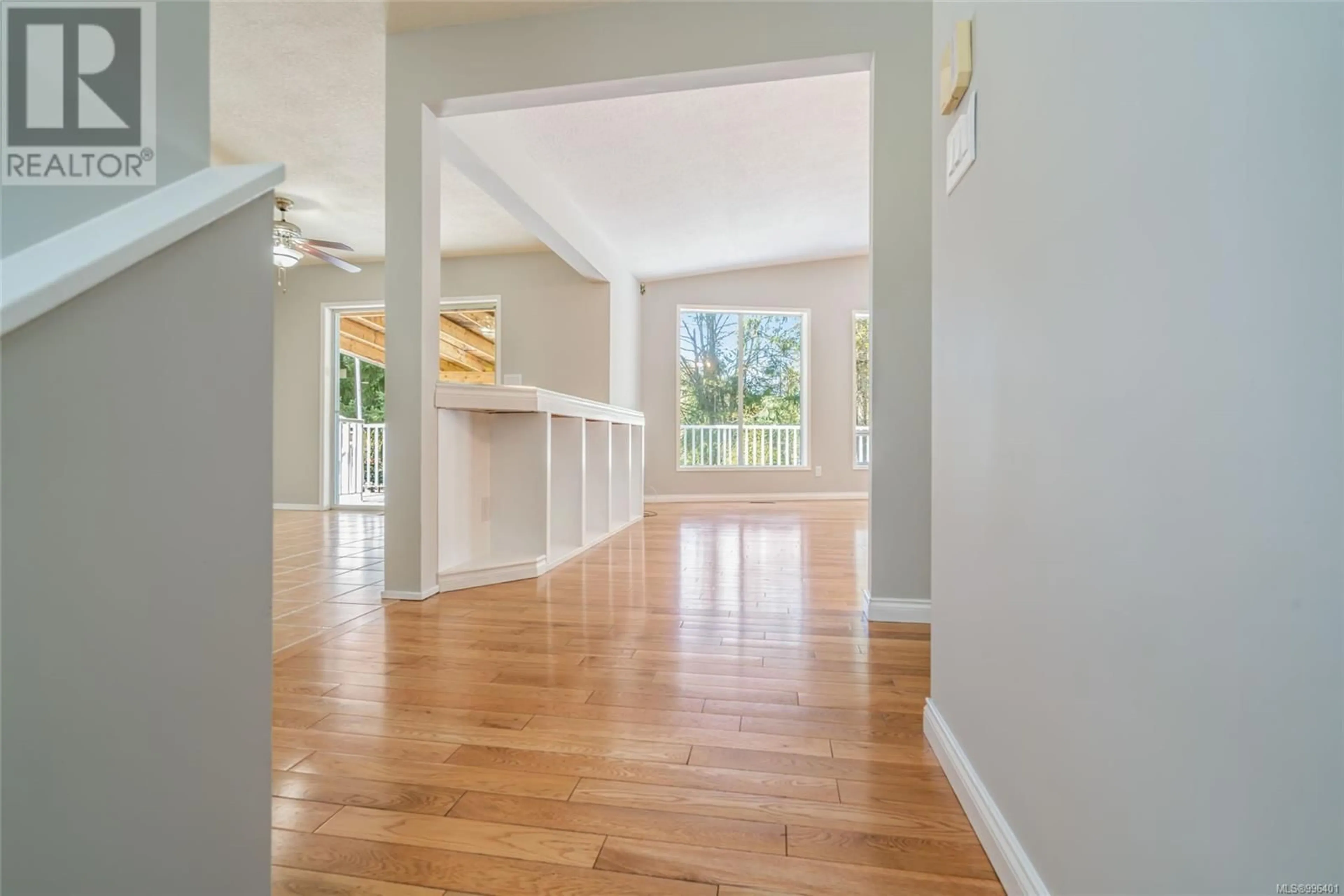 Indoor foyer for 1121 HAREWOOD MINES ROAD, Nanaimo British Columbia V9R5W9