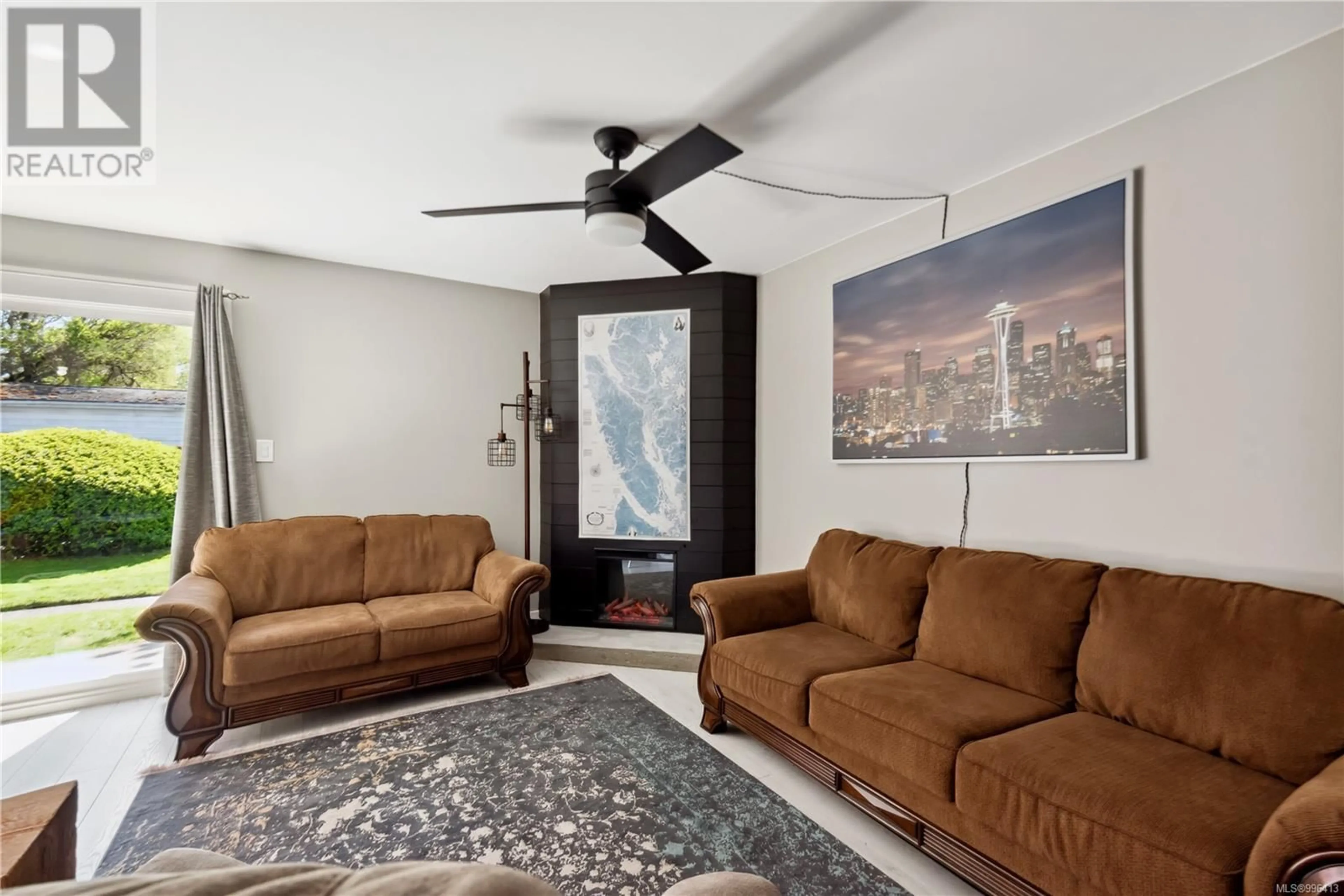 Living room with furniture, carpet floor for 2 - 1040 TRUNK ROAD, Duncan British Columbia V9L2S5