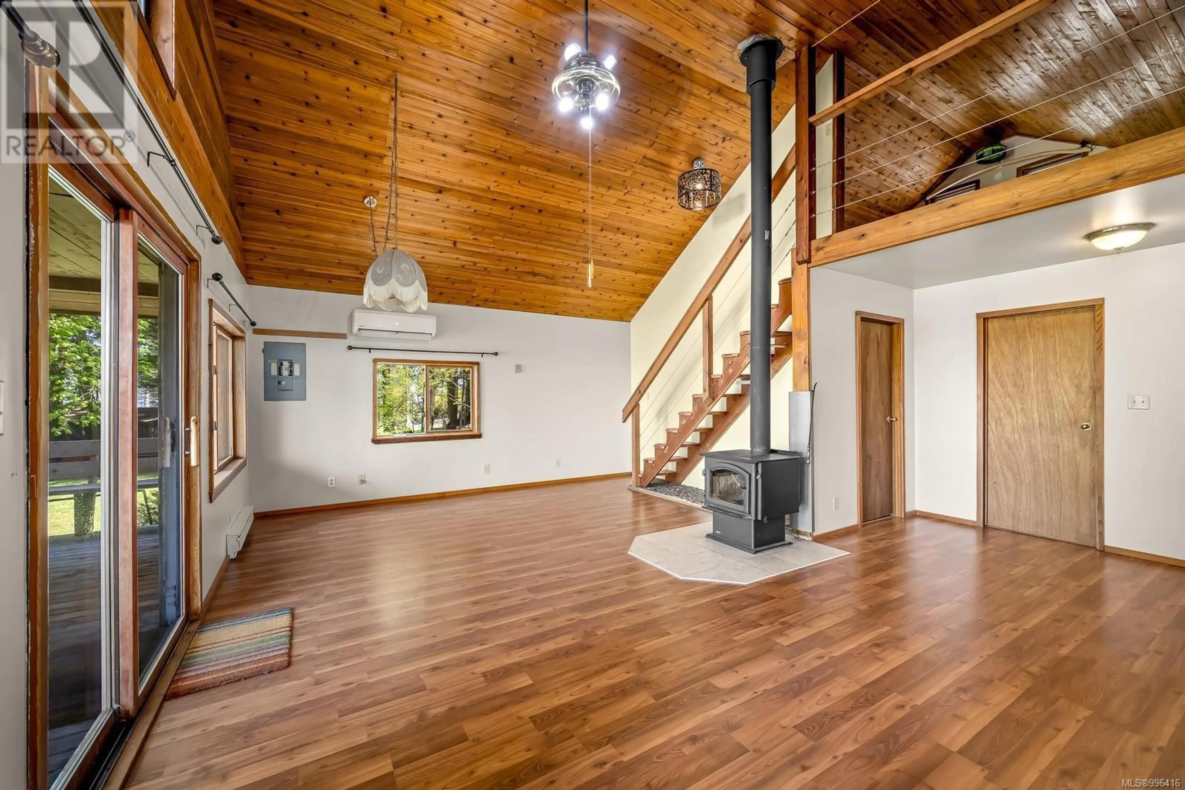Indoor foyer for 4039 EAST ROAD, Denman Island British Columbia V0R1T0