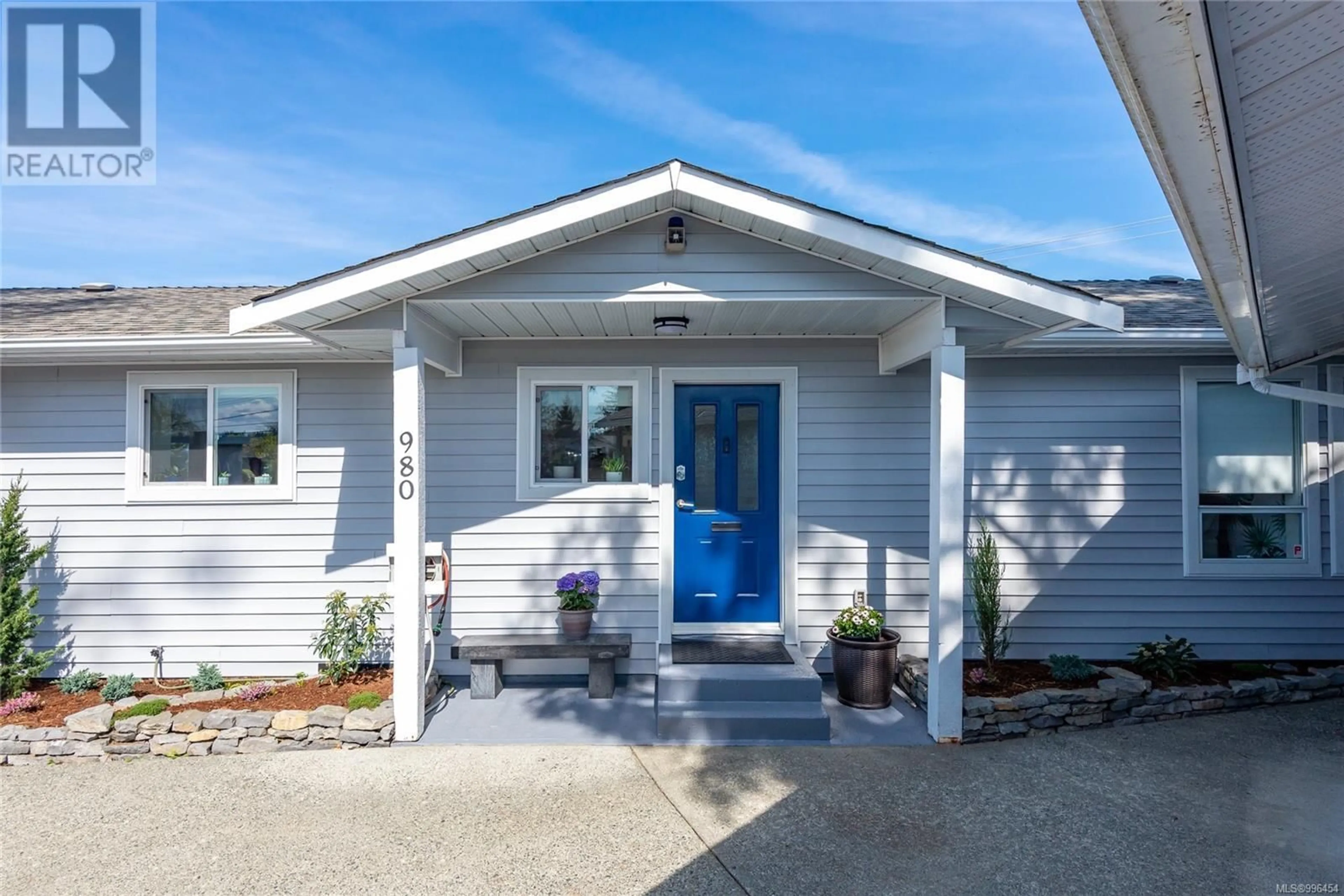 Home with vinyl exterior material, street for 980 DOGWOOD STREET, Campbell River British Columbia V9W2Z1