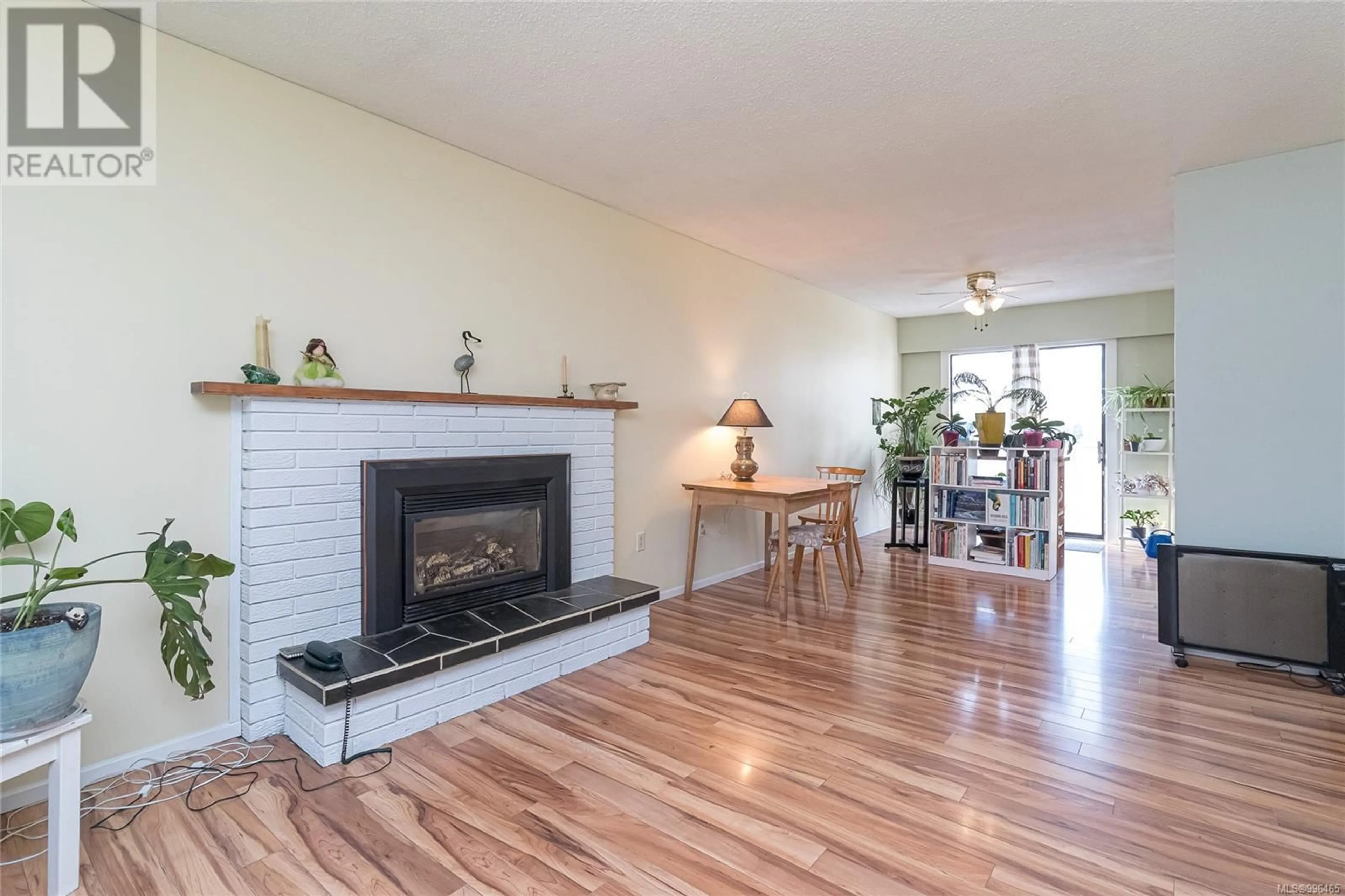 Living room with furniture, wood/laminate floor for 2343 ORCHARD AVENUE, Sidney British Columbia V8L1T8