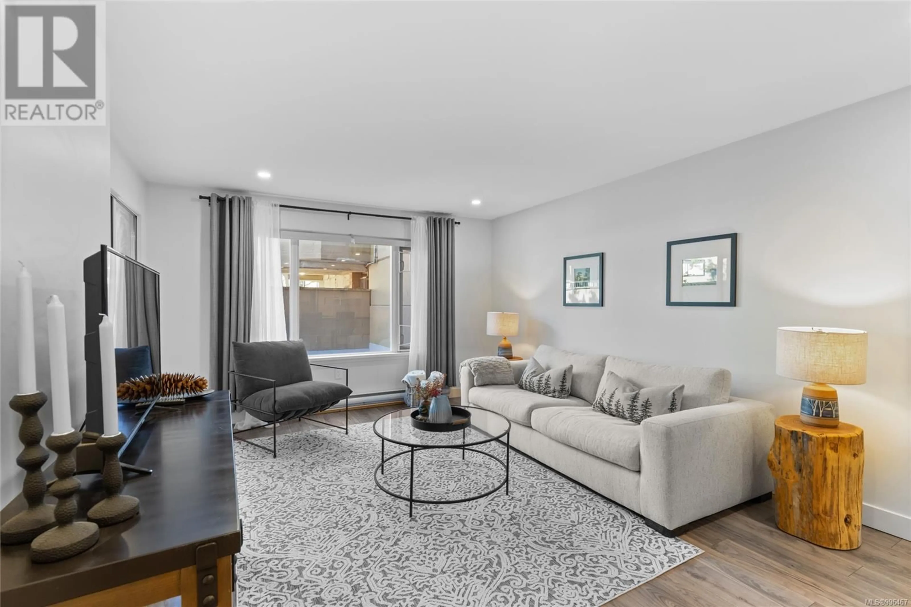 Living room with furniture, unknown for 102 - 103 GORGE ROAD EAST, Victoria British Columbia V9A6Z2