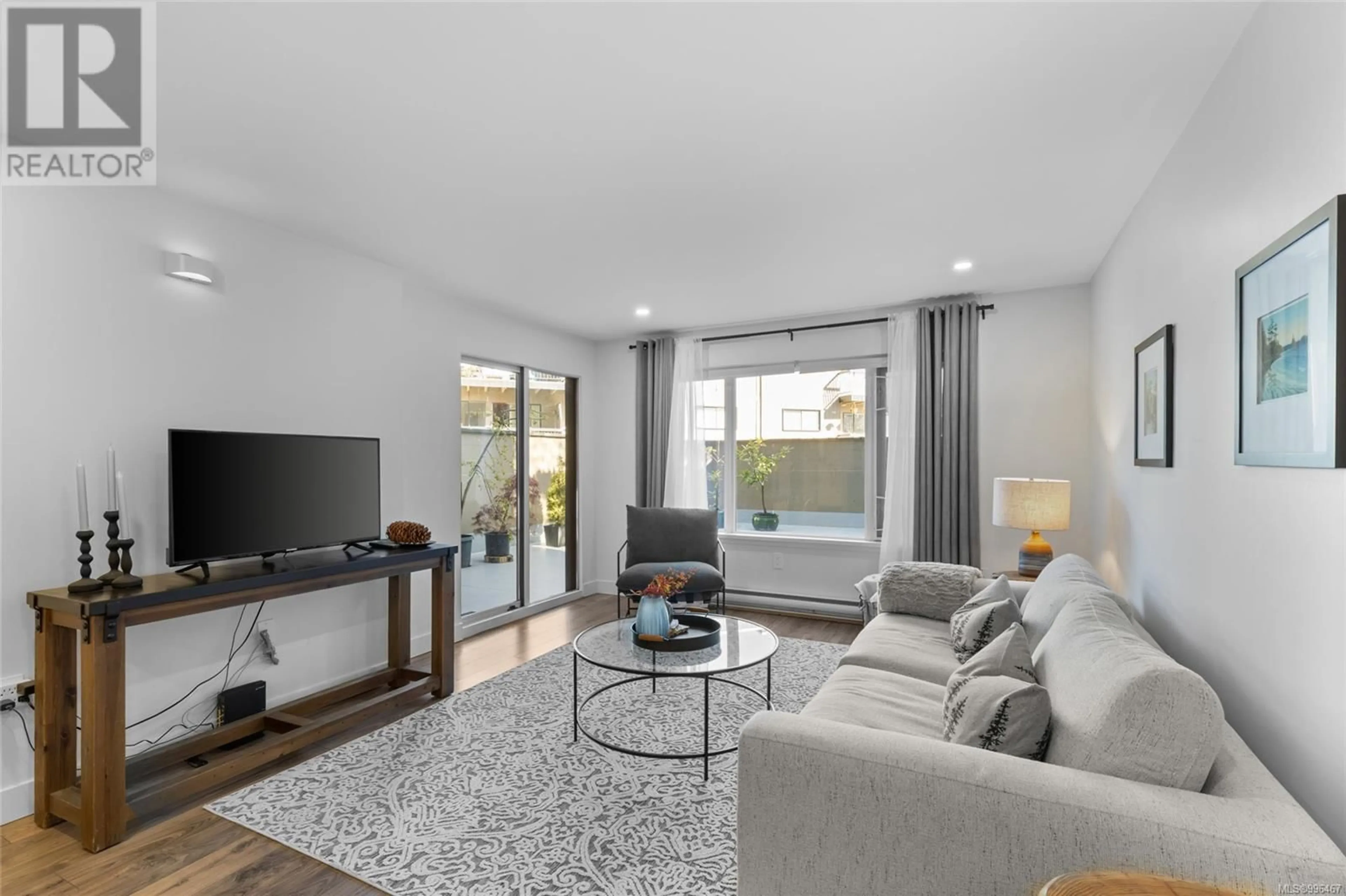 Living room with furniture, unknown for 102 - 103 GORGE ROAD EAST, Victoria British Columbia V9A6Z2