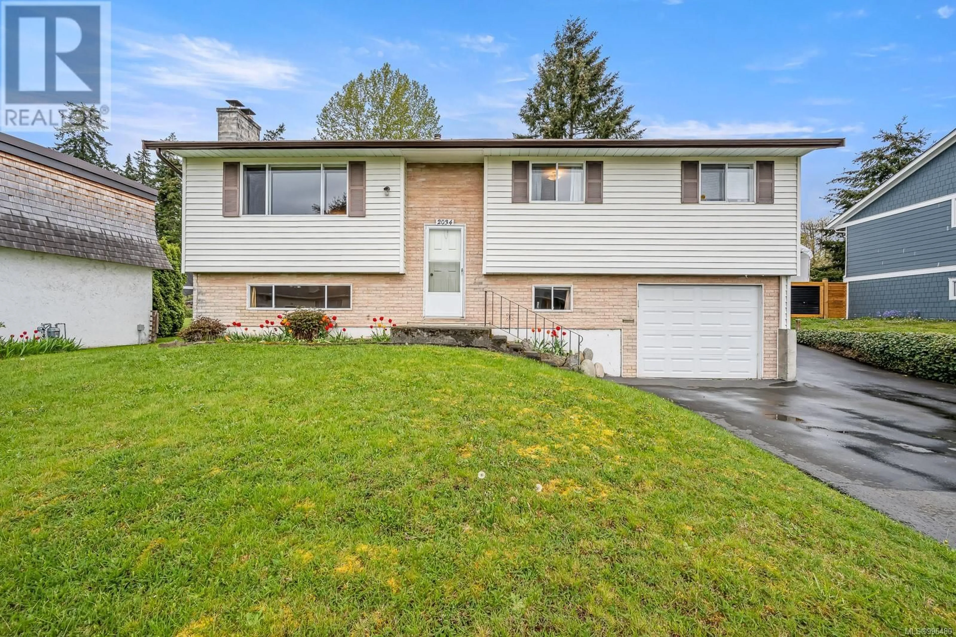Home with vinyl exterior material, street for 2034 CEDAR CRESCENT, Courtenay British Columbia V9N3B6